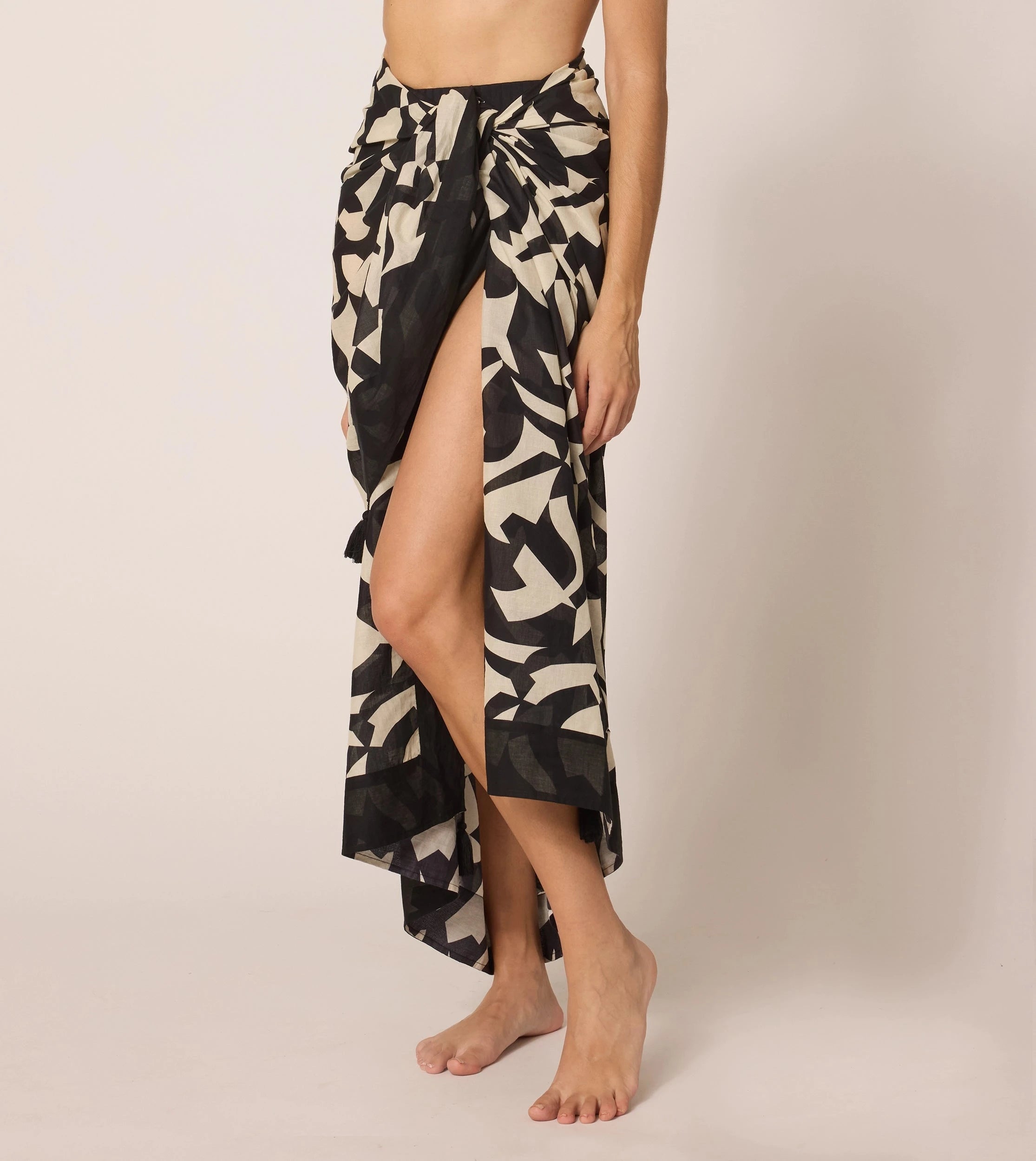 Osaria Black/White Sarong - Stylish Beach Cover-Up for Women | Perfect for Poolside, Vacation & Summer Outfits