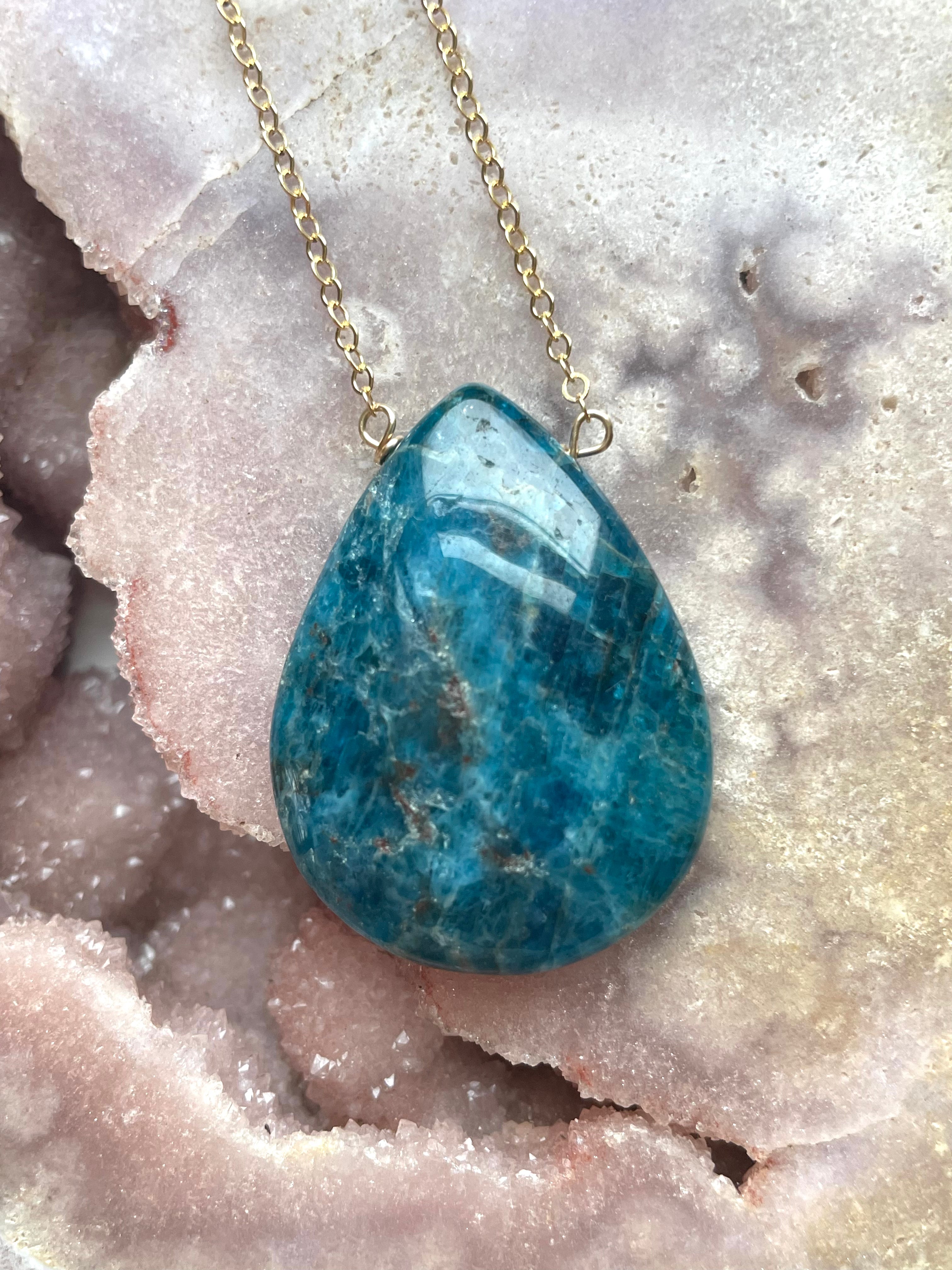 Natural Apatite Gemstone Pendant Necklace for Women - Elegant Healing Crystal Jewelry Gift for Birthday, Meditation & Spiritual Energy
