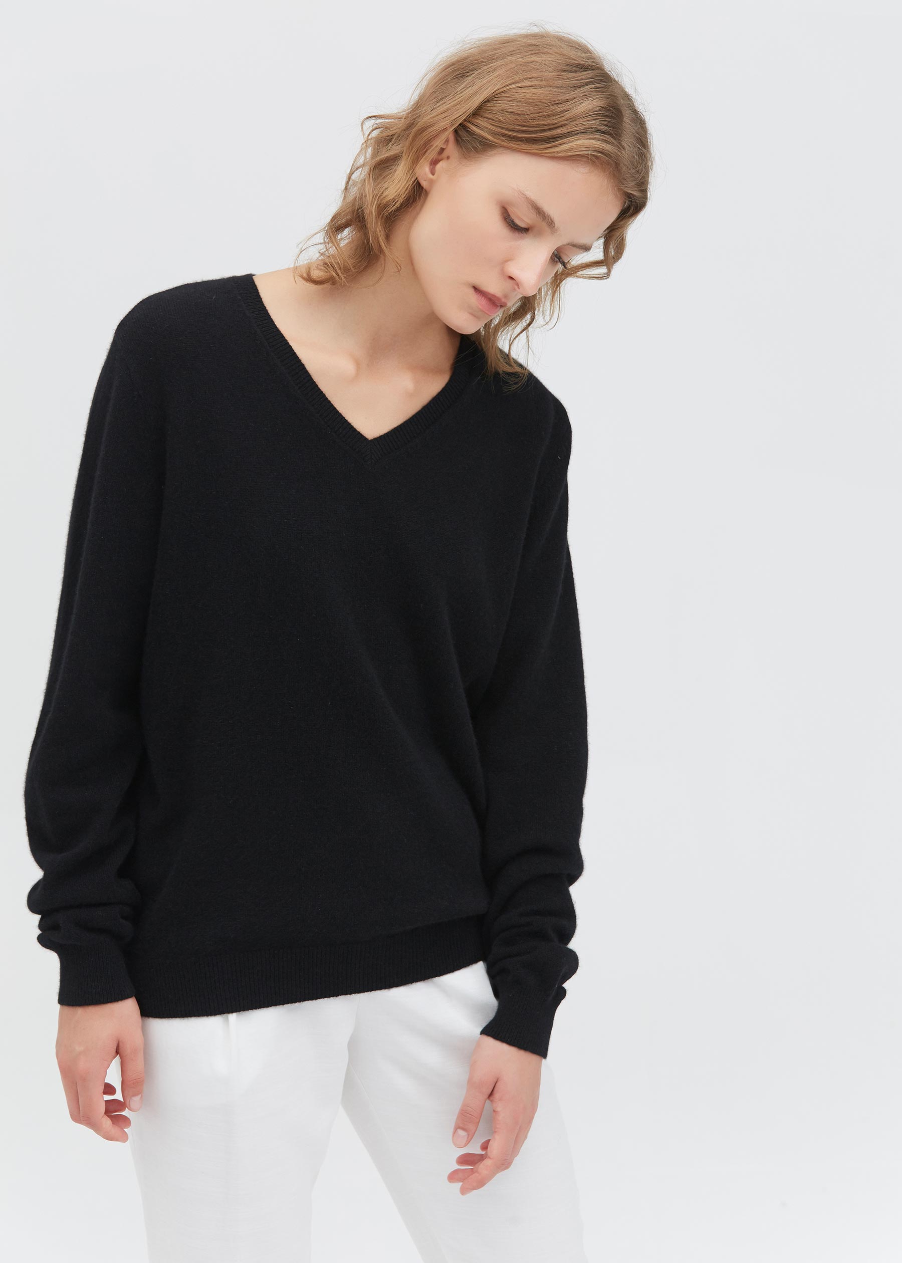 Luxury Women's Cashmere V-Neck Sweater - Soft & Warm Winter Pullover in Black | Perfect for Office, Travel & Casual Outfits
