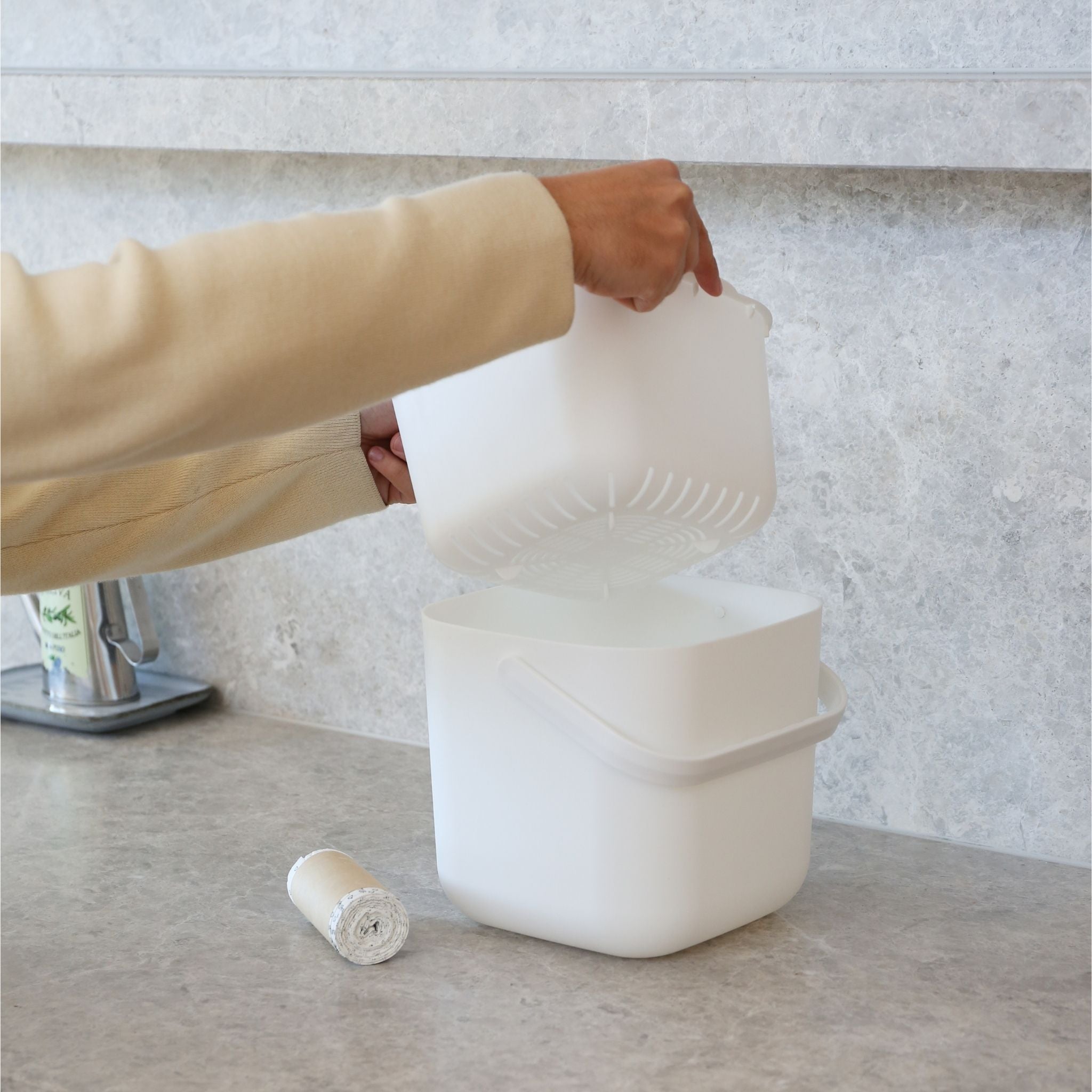 DESIGNSTUFF 7L White Compost Bin for Kitchen Countertop - Odor-Free Organic Waste Composter for Eco-Friendly Home & Garden Use
