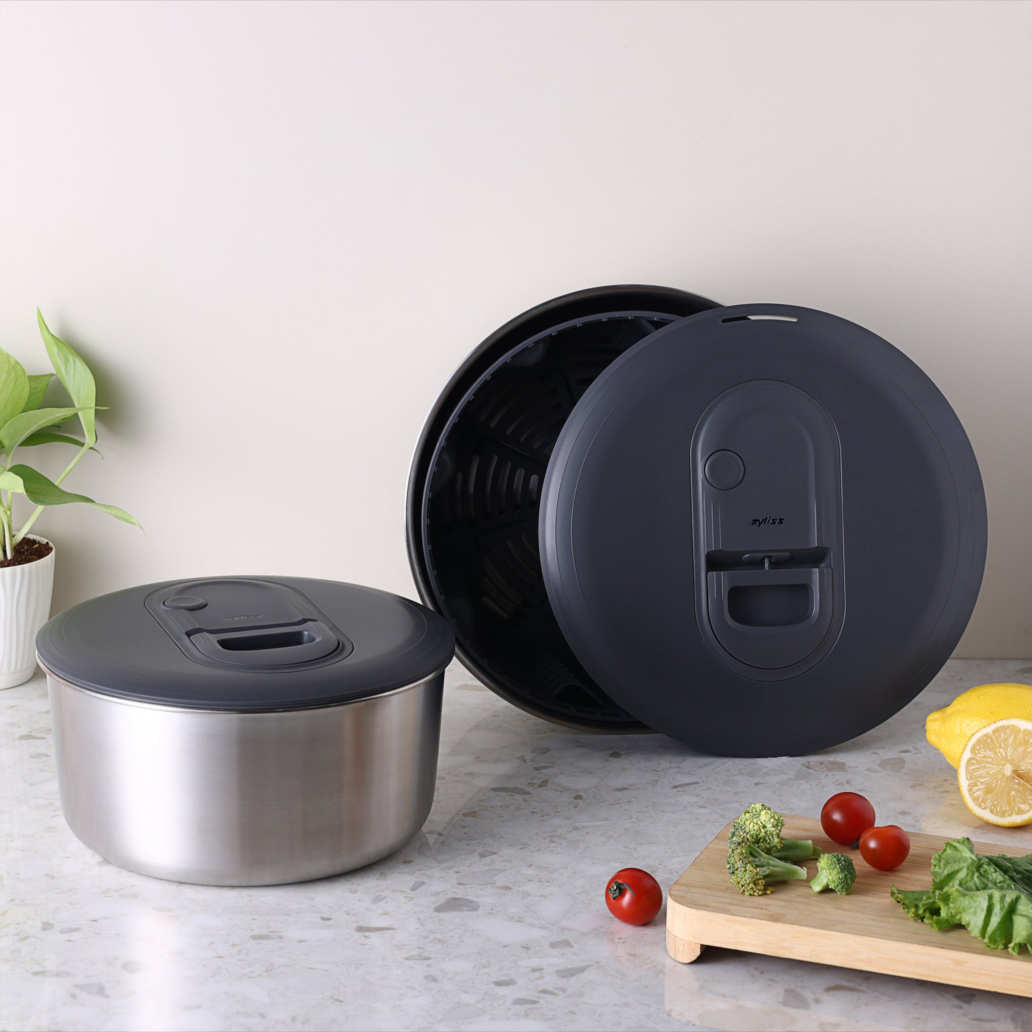Zyliss Easy Spin Salad Spinner - Stainless Steel Kitchen Gadget for Fresh Greens, Herbs & Vegetables | Perfect for Meal Prep, Healthy Eating & Quick Drying