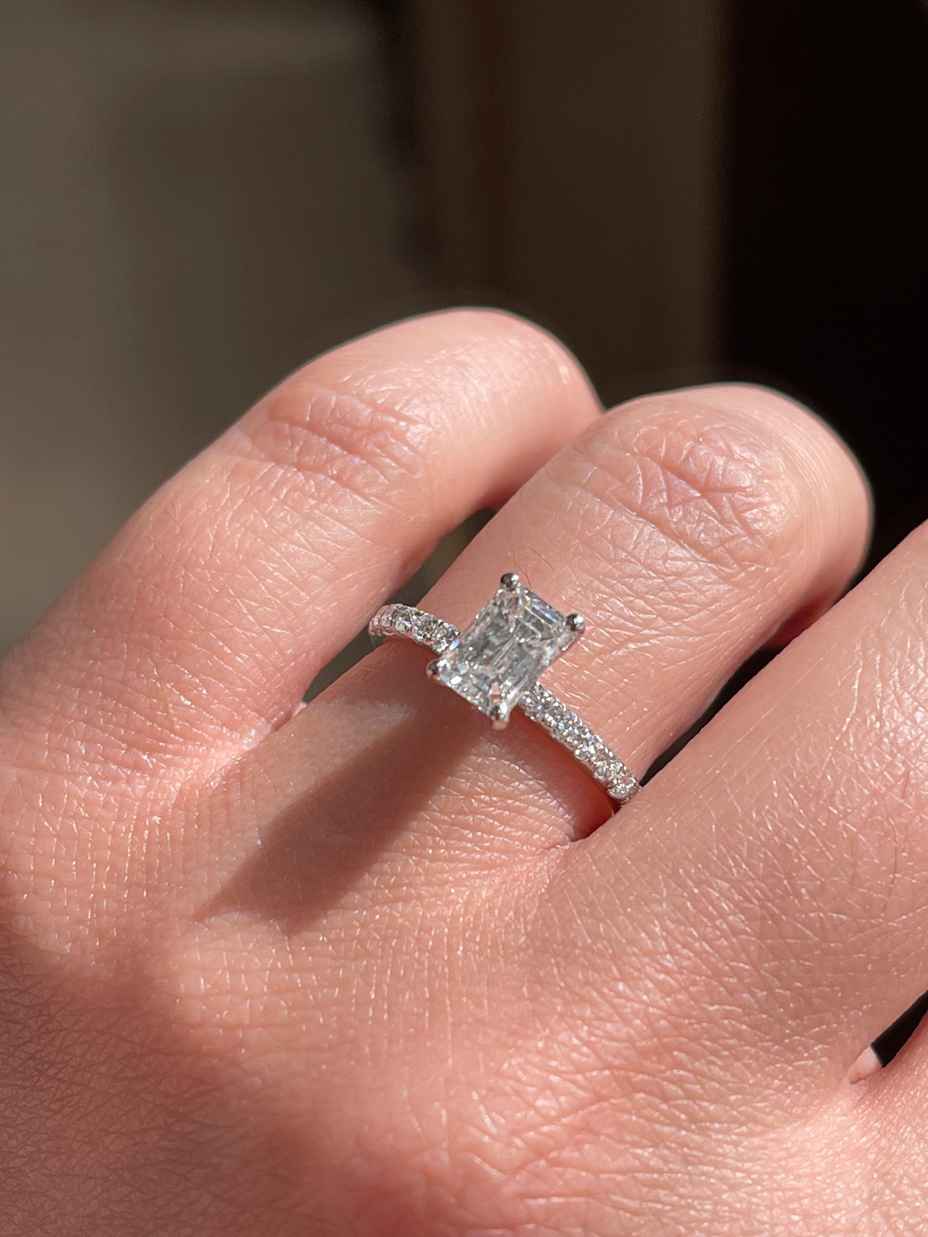 Exquisite Emerald Cut Solitaire Diamond Engagement Ring for Women - Perfect for Proposals, Weddings & Anniversaries