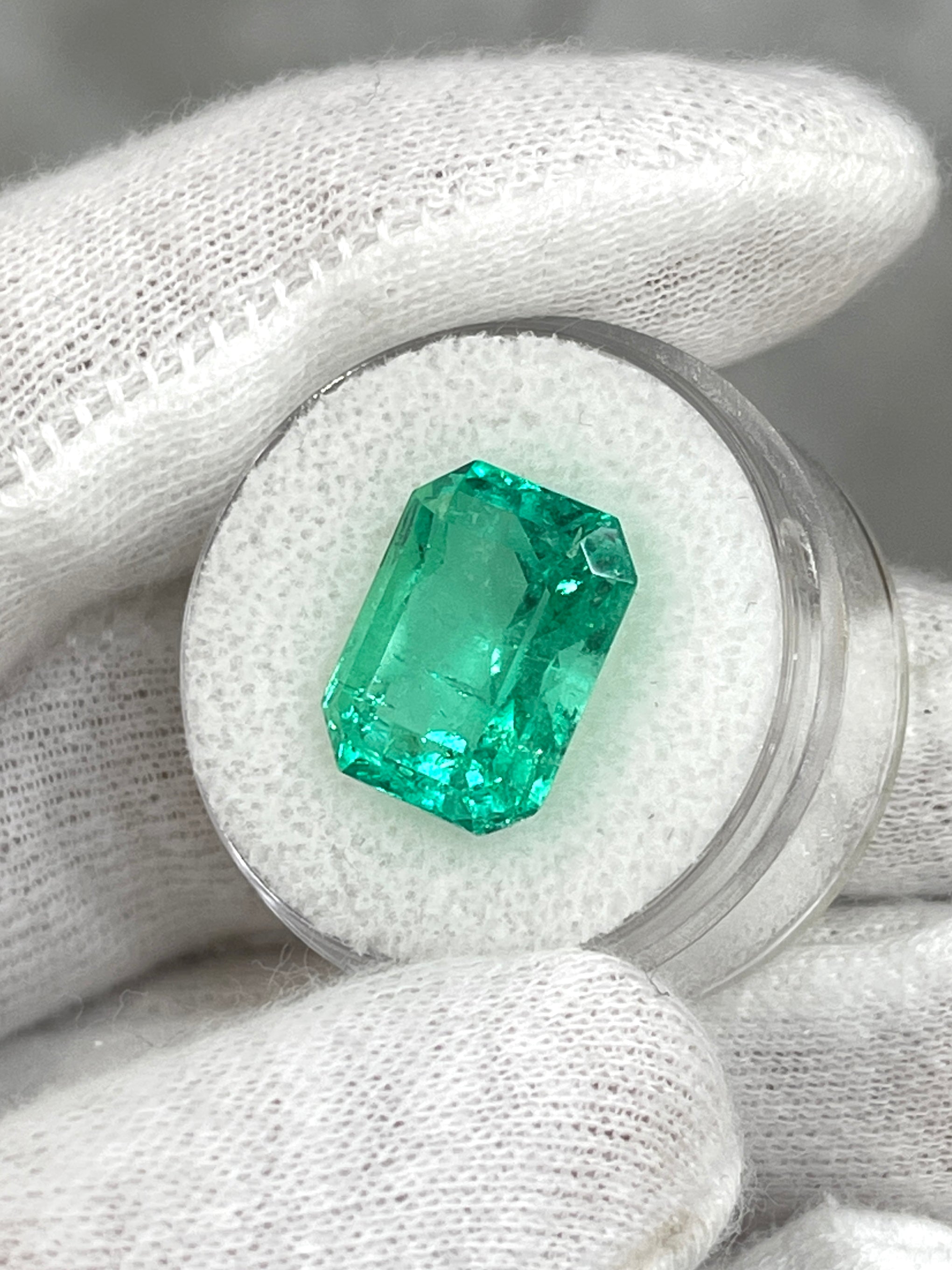 9.51 Carat 14x11mm Genuine Colombian Emerald - Vivid Green Emerald Cut Loose Gemstone for Jewelry Making, Engagement Rings & Luxury Gifts
