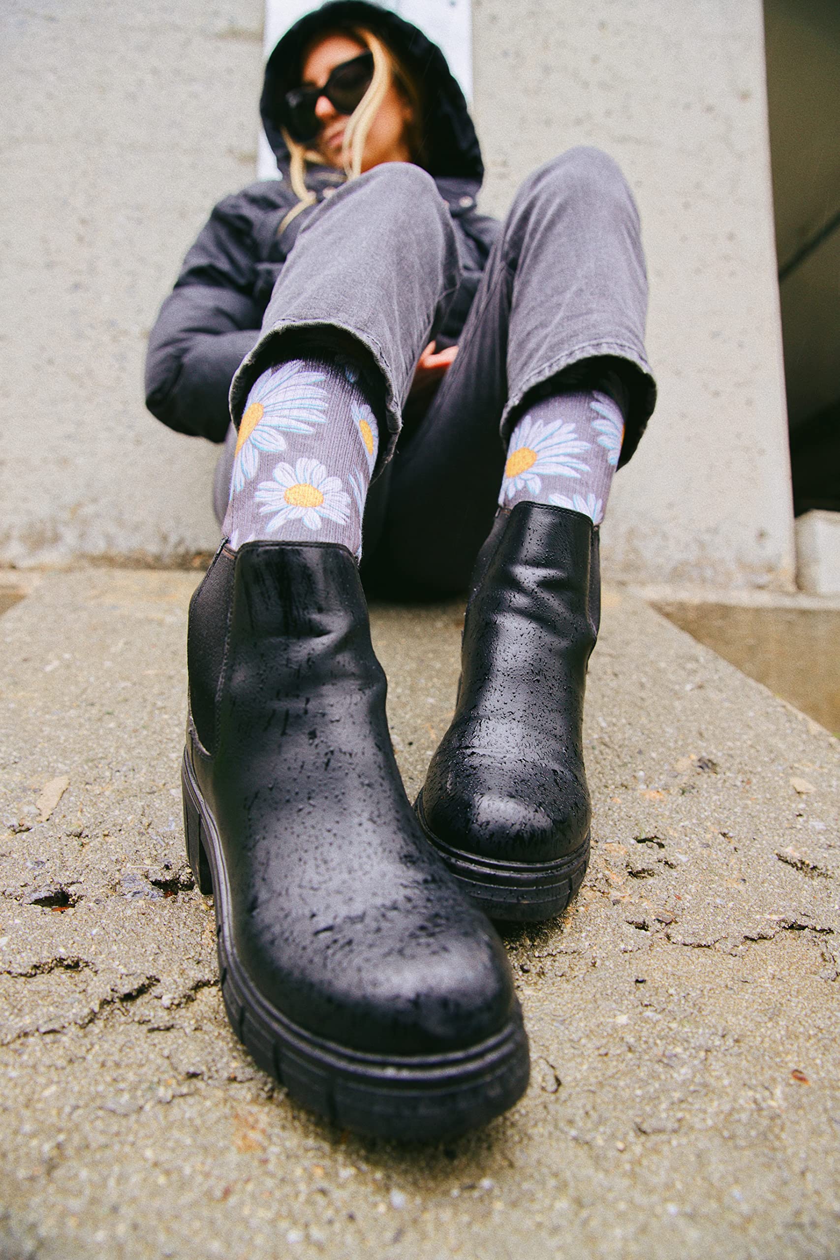 MERGE4 Spring Daisies Crew Socks for Men & Women - Floral Print Non-Slip Comfort Socks with Arch Support - Perfect for Work, Running & Everyday Wear