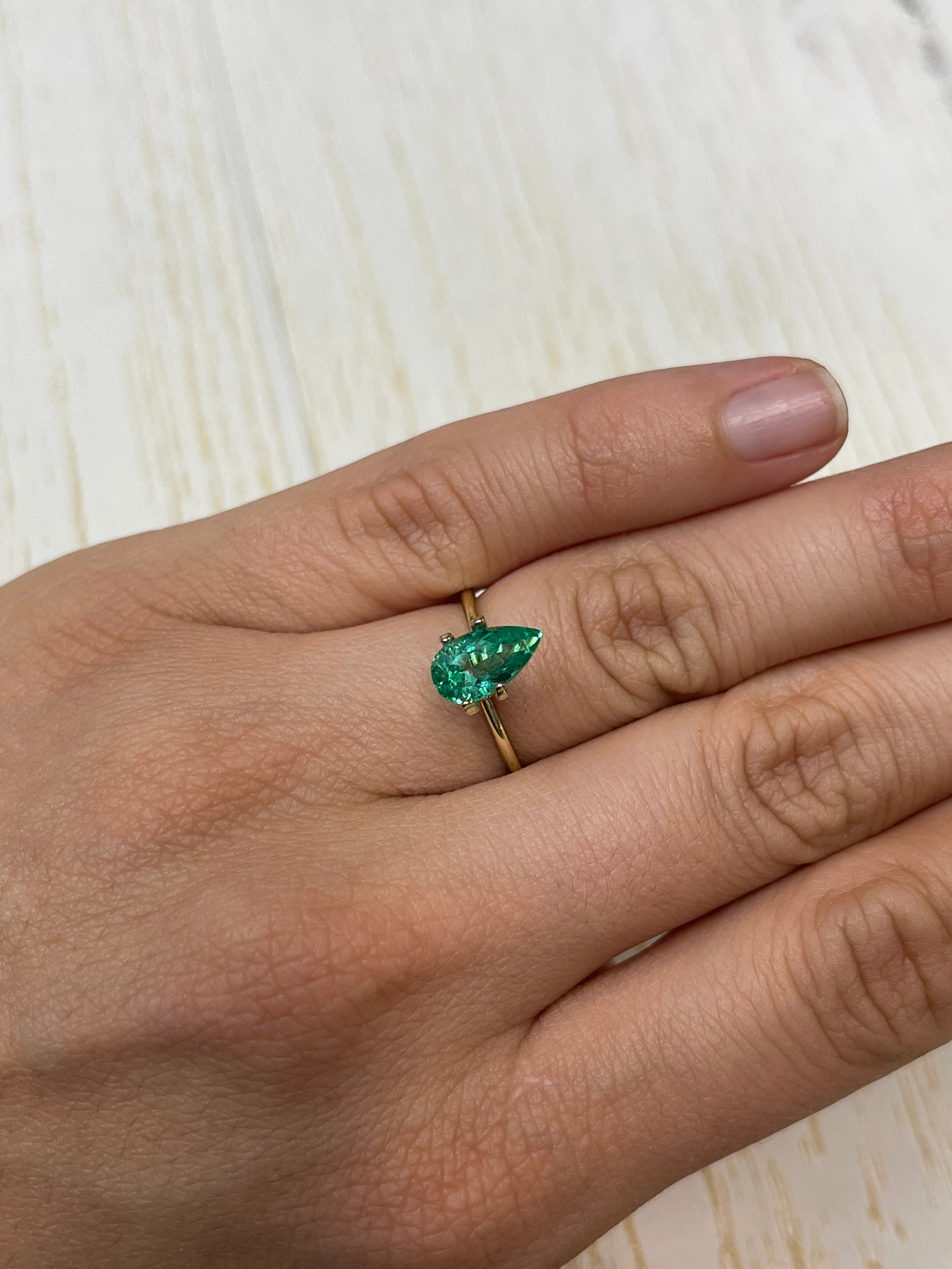 1.55 Carat 10x6mm VVS Clarity Natural Green Colombian Loose Emerald Pear Cut Gemstone for Jewelry Making & Engagement Rings