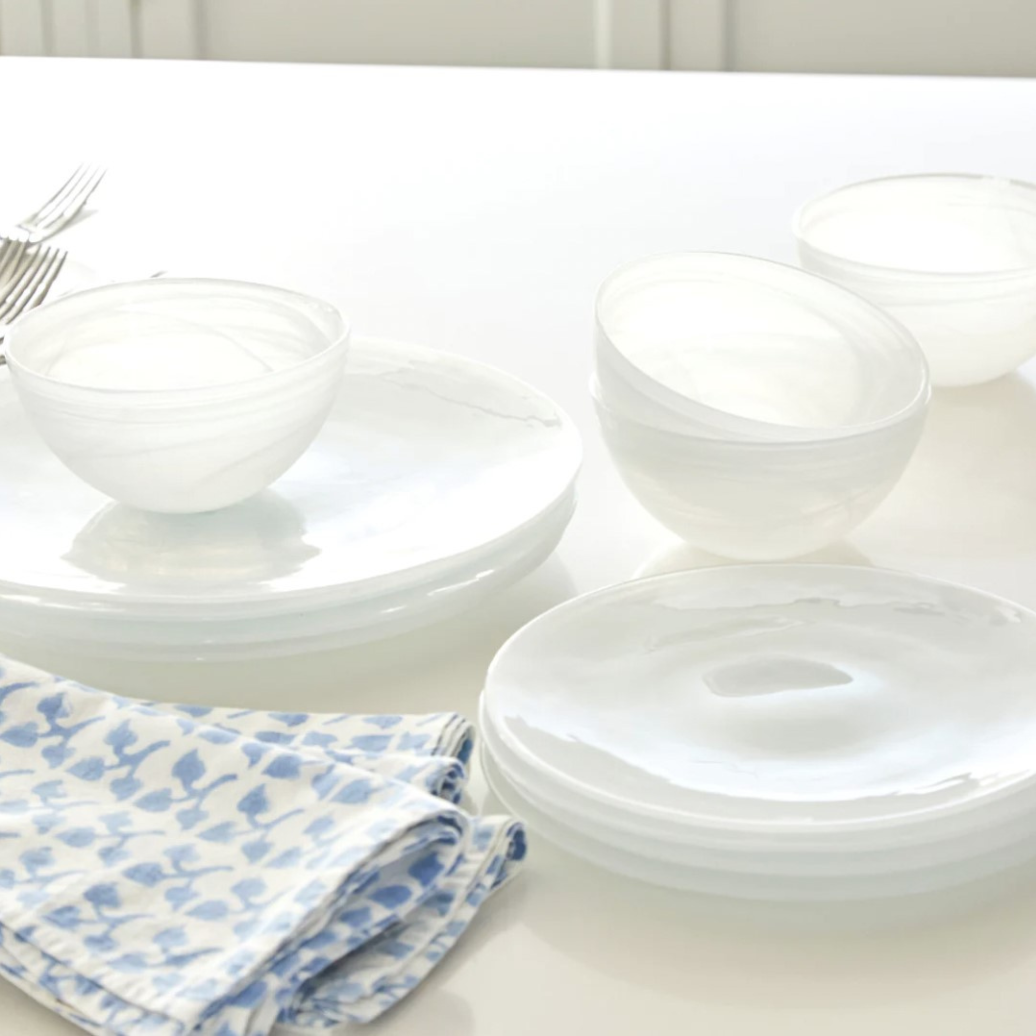 Elegant Alabaster White Porcelain Dinner Set - 16-Piece Fine China Tableware for Formal Dining, Entertaining & Special Occasions