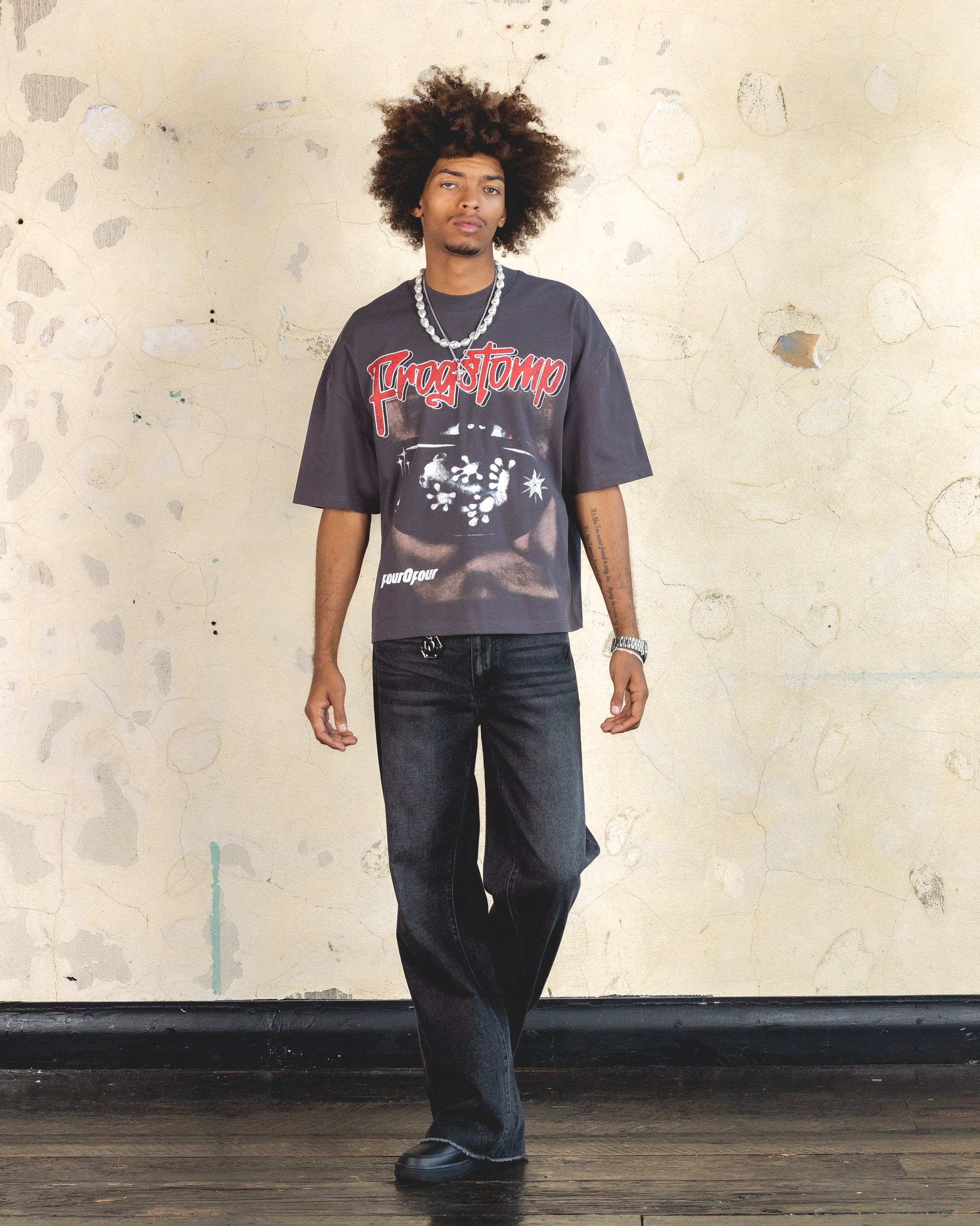 404 Frogstomp Cropped T-Shirt for Women - Soft Cotton Charcoal Grey Tee - Casual Streetwear & Music Festival Outfit