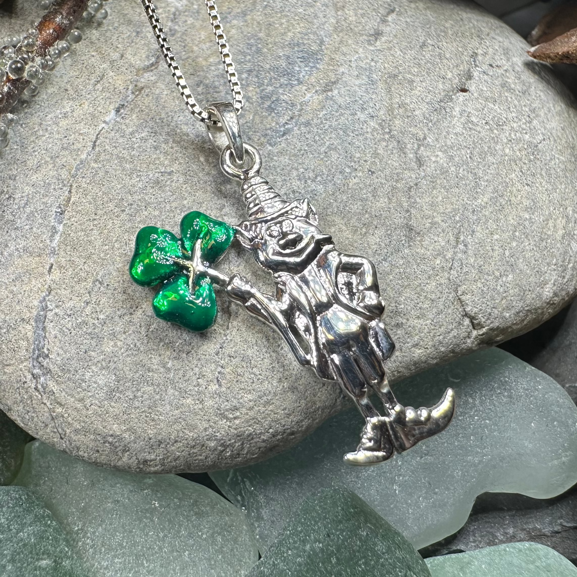 Celtic Leprechaun Shamrock Necklace - Irish Clover Pendant for St. Patrick's Day - Perfect for Parties, Gifts & Irish Pride