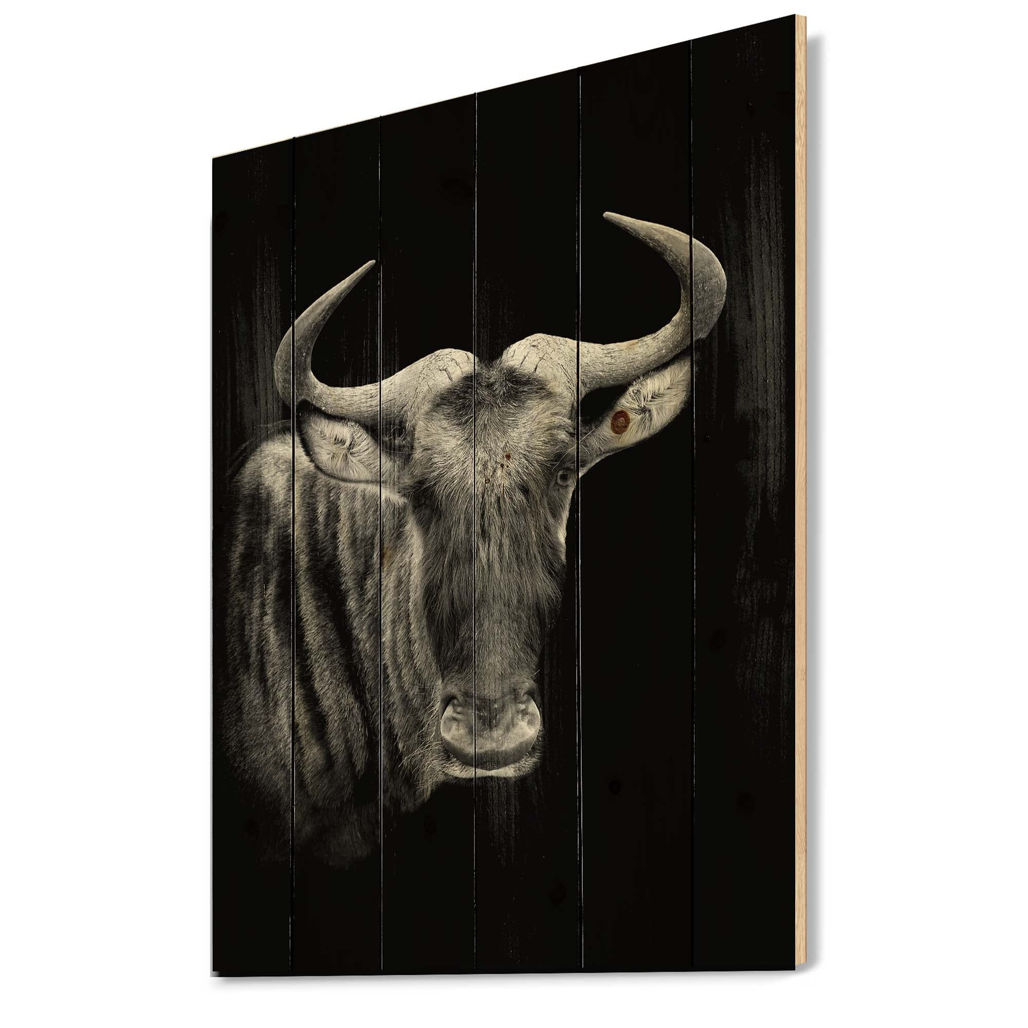 DesignQ Monochrome Wildebeest Portrait - Farmhouse Wood Wall Decor, Black Wood Wall Art, Large Animal Wood Panels Printed on Natural Pine - Perfect for Living Room, Bedroom & Office Decor