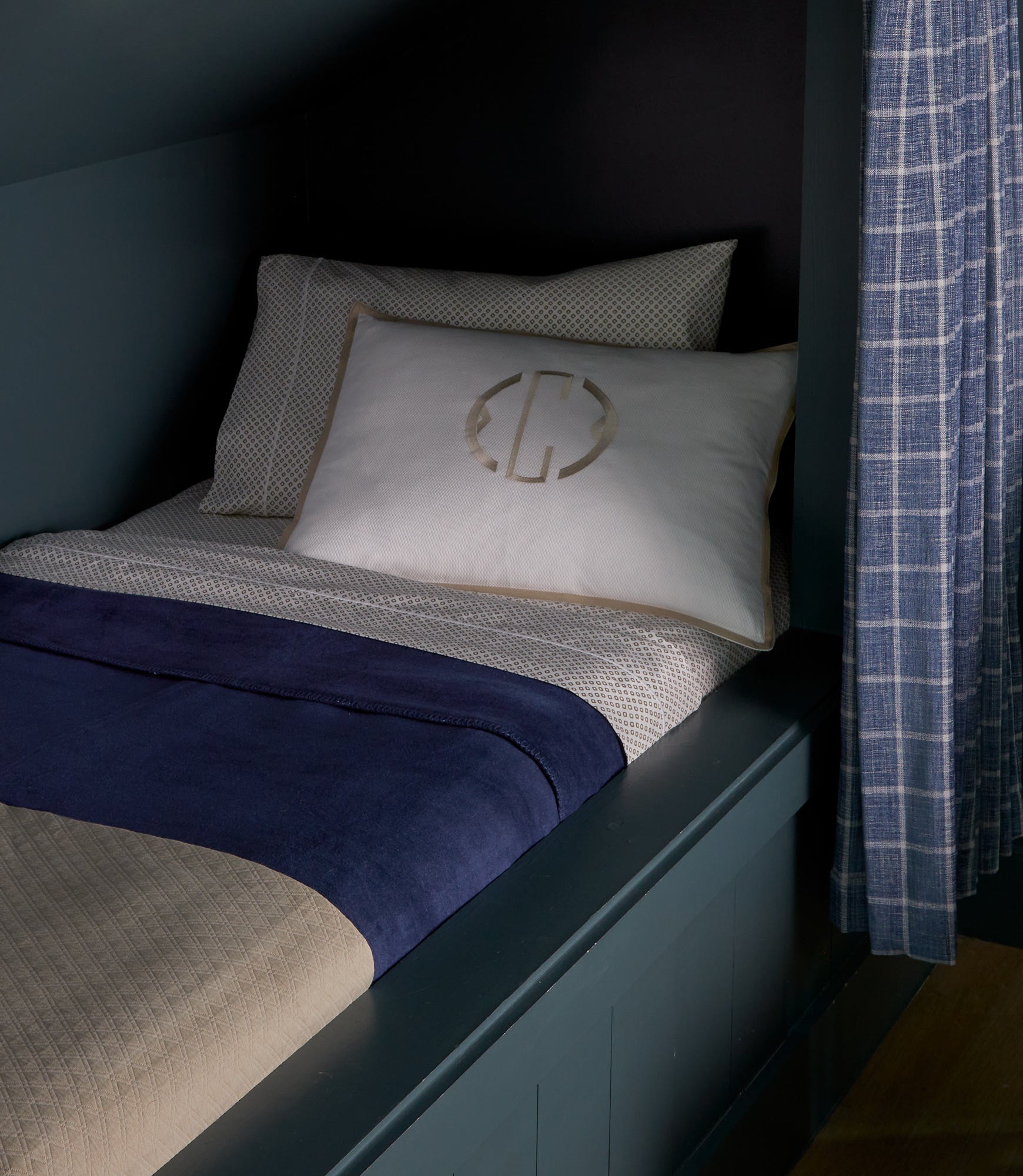 Alta Reversible Cotton Blanket - Soft & Breathable All-Season Throw - Perfect for Bed, Sofa, or Outdoor Picnics