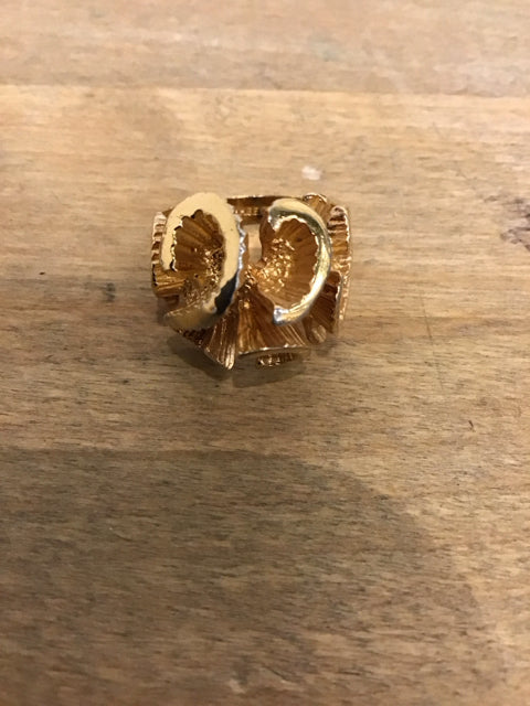 Elegant Gold Swirl Ring for Women - 14K Gold Plated Dainty Stackable Band - Perfect for Everyday Wear, Gift Giving & Special Occasions