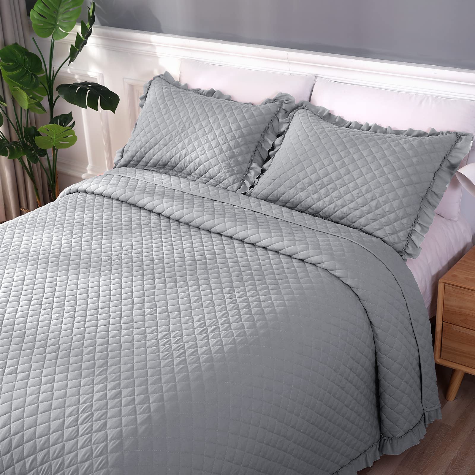 Vessia Grey King Size Quilt Set - Lightweight Ruffled Microfiber Bedspread with 2 Pillow Shams | Soft & Warm Bedding for All Seasons | Perfect for Master Bedroom, Guest Room & Cozy Home Decor