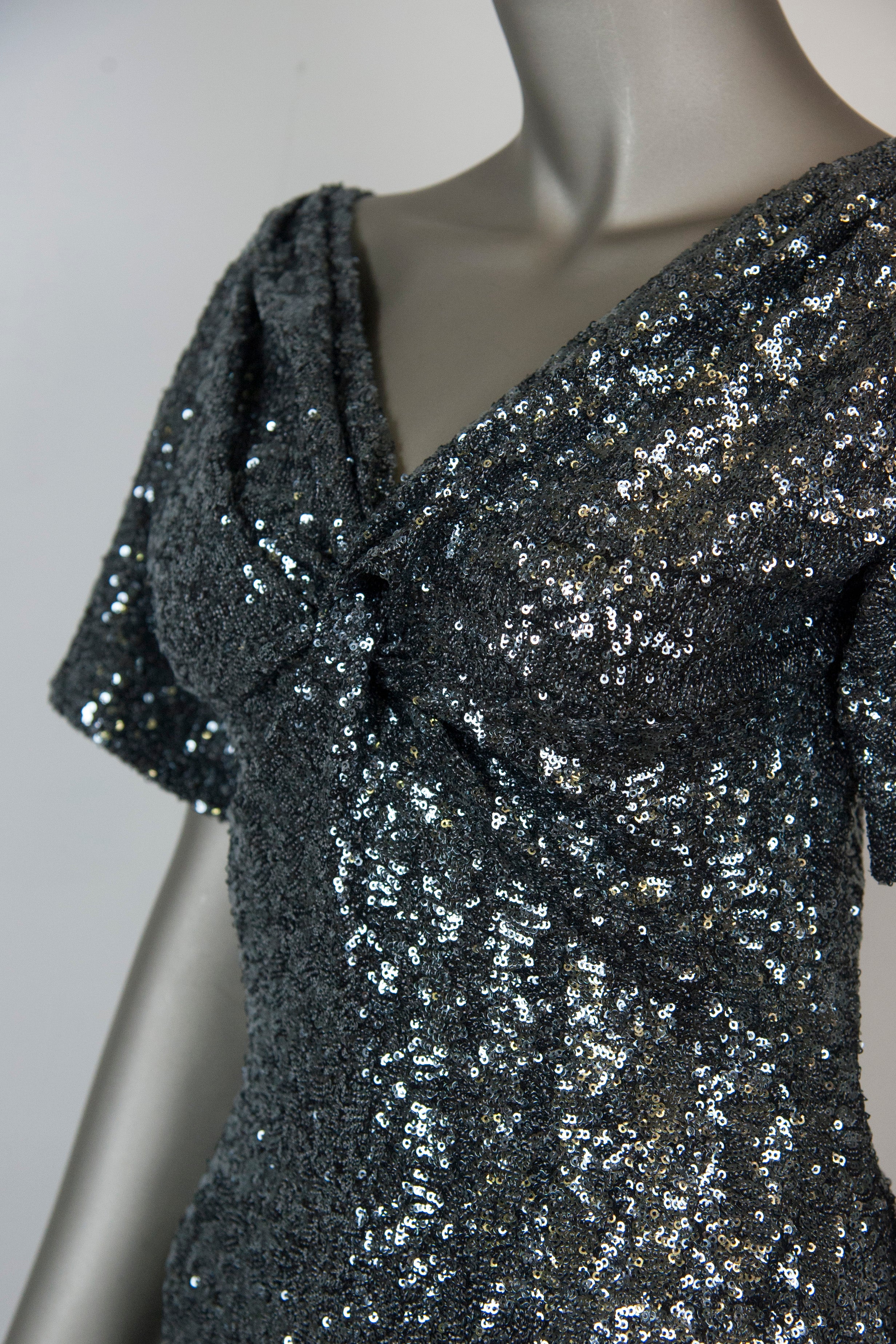 N°21 Silver Sequin Short Sleeve Dress Size 40 - Perfect for Evening Parties, Cocktail Events & Special Occasions