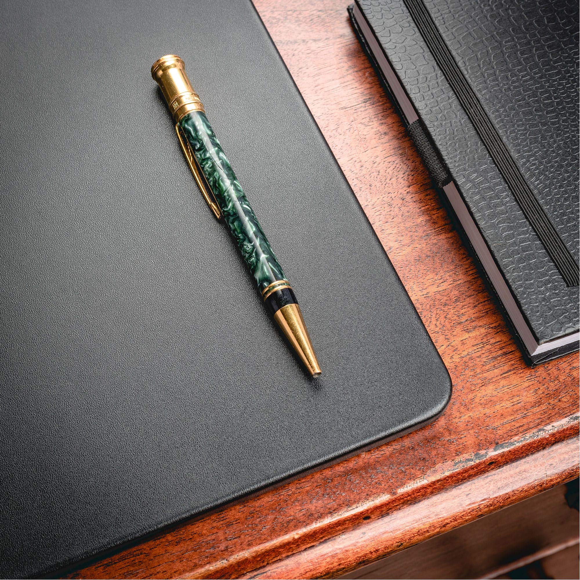 Premium Dacasso Classic Leather Desk Mat - 38