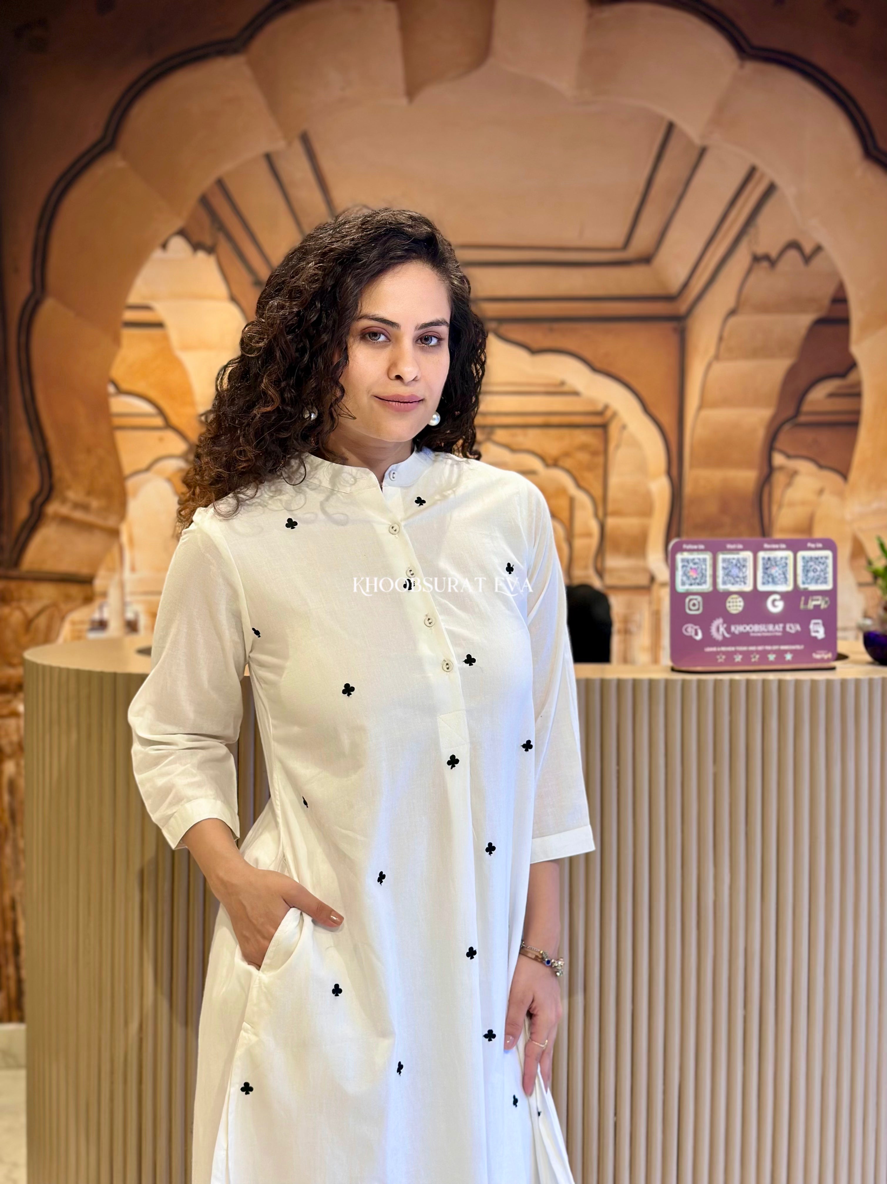 Elegant White Kurta Set for Women - Minimalist Indian Ethnic Wear - Perfect for Festivals, Weddings & Casual Outings