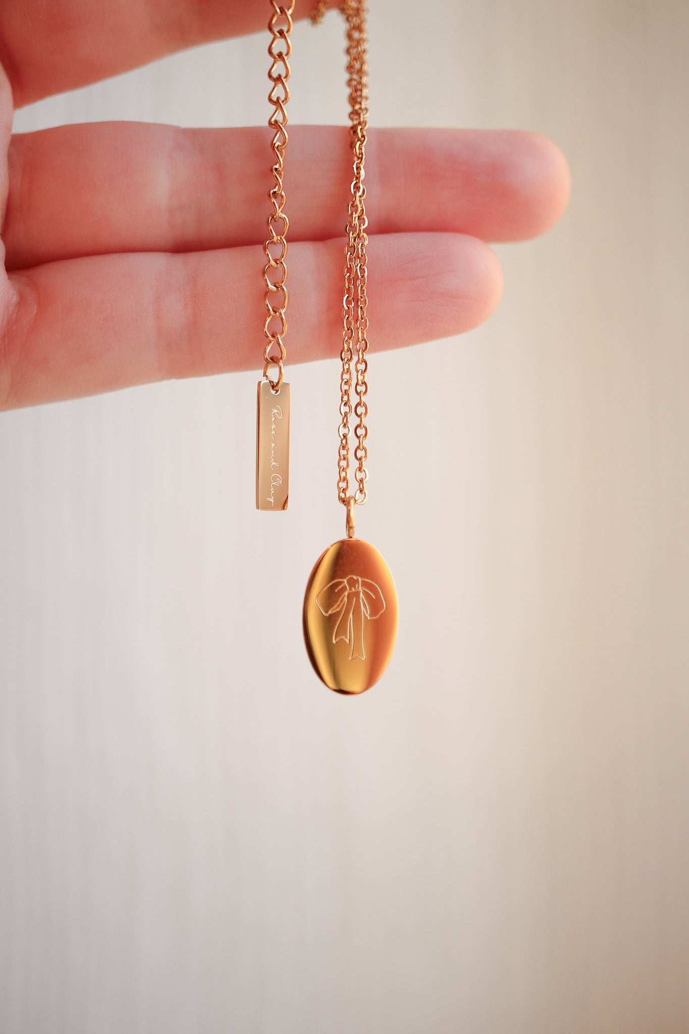 Elegant Gold Bow Pendant Necklace for Women - Perfect Gift for Valentine's Day, Anniversary & Special Occasions