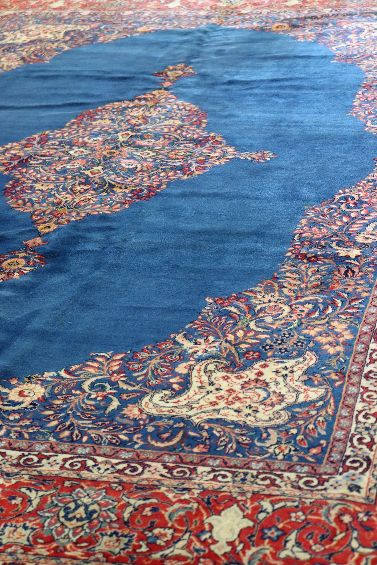 Antique Sarouk Handwoven Traditional Persian Rug - J66218 - Perfect for Living Room, Bedroom & Home Decor