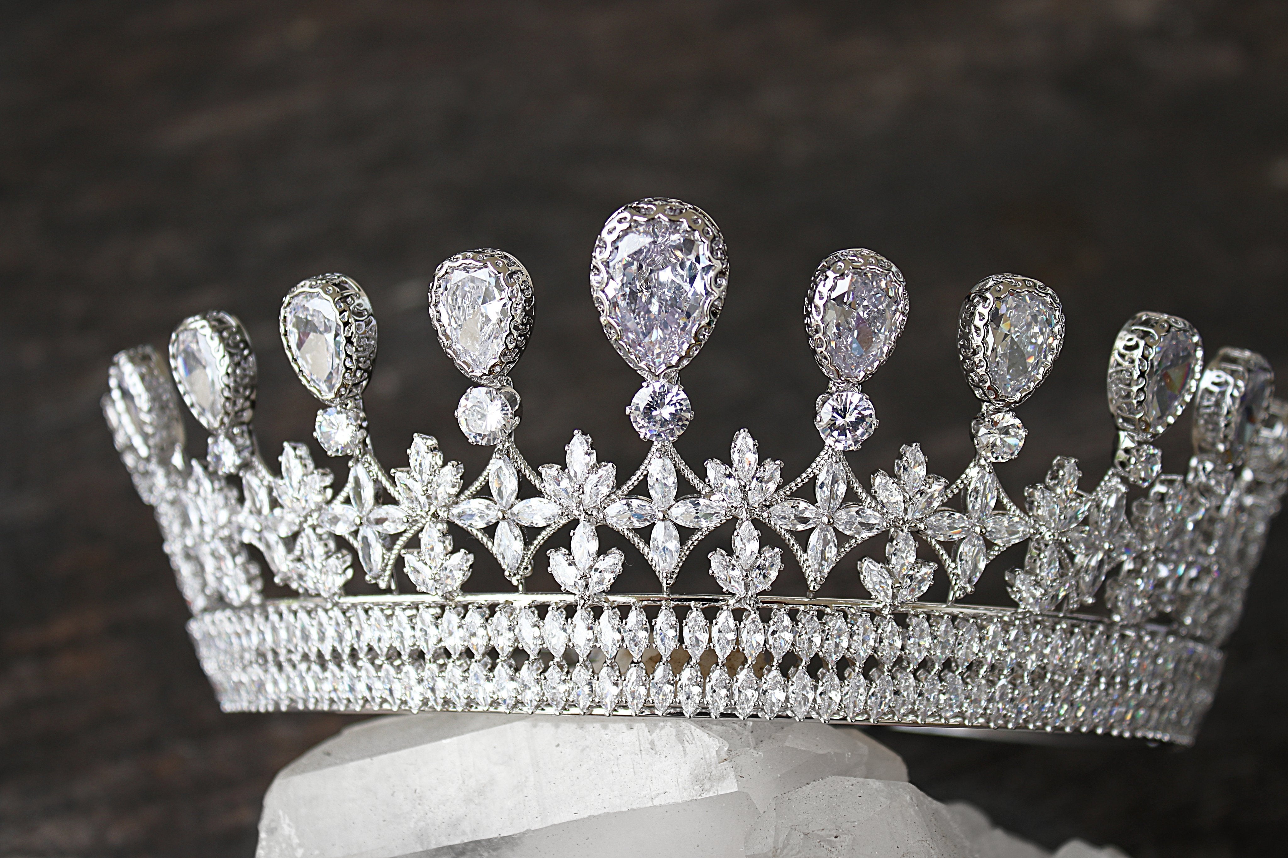 DELLA Wedding Crown - Elegant Bridal Tiara for Women, Rhinestone Crystal Headpiece, Perfect for Bridal Shower, Bachelorette Party & Wedding Ceremony