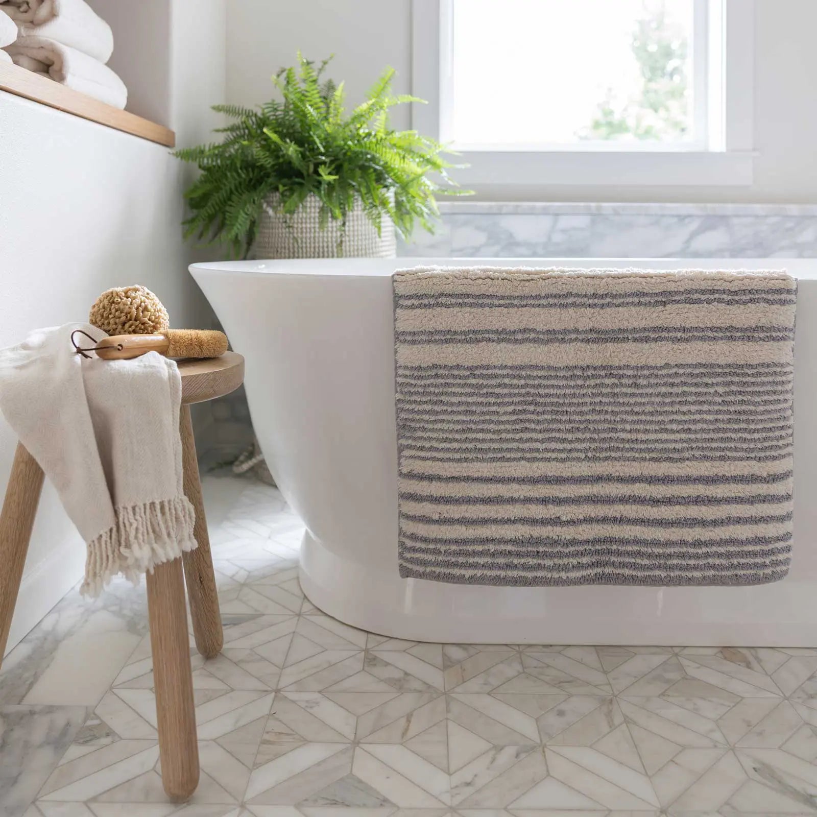 Soft and Absorbent Bath Mat for Bathroom - Non-Slip Memory Foam Floor Rug with Coastal Design, Perfect for Showers, Bathtubs and Spa Relaxation