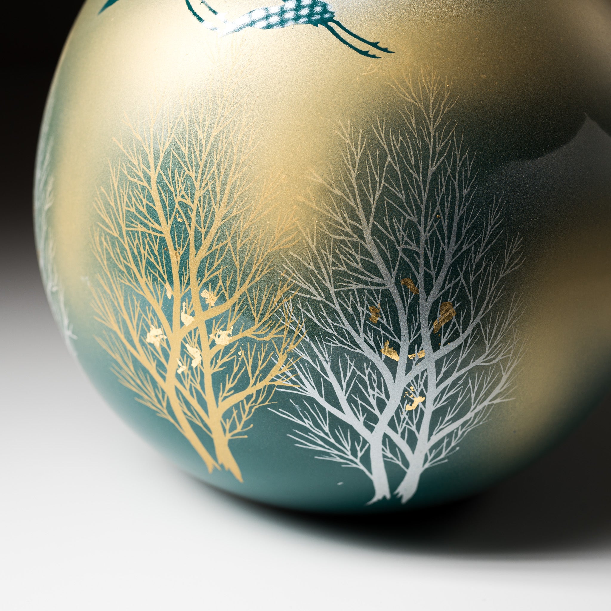 Kutani Ware Vase - Exquisite Japanese Gold Mountain with Crane Design - Handcrafted Ceramic Flower Vase for Home Decor, Wedding Gift & Traditional Tea Ceremony