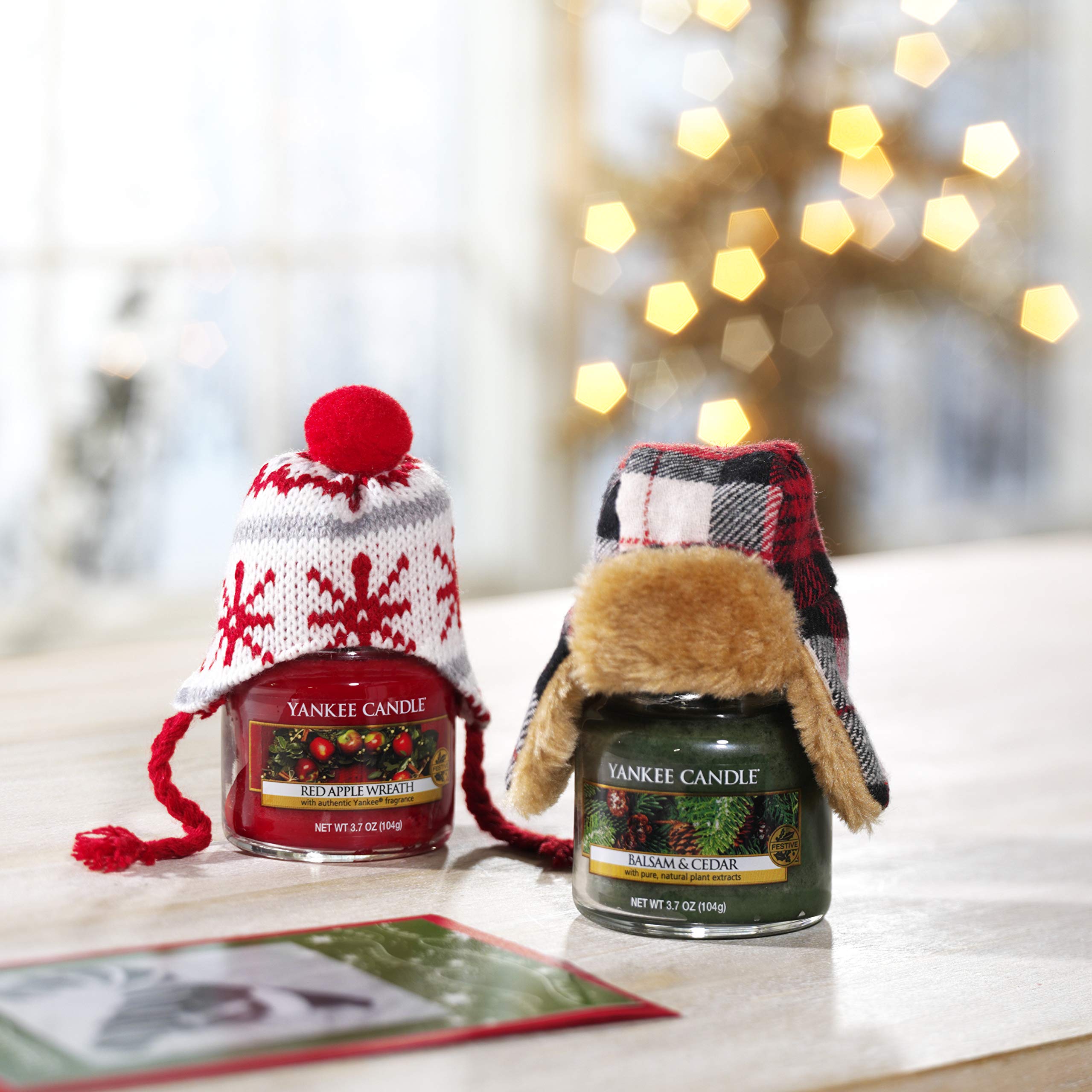 Yankee Candle Red Apple Wreath Small Jar Candle - 3.7oz Scented Candle for Home, Fall Decor & Cozy Autumn Ambiance