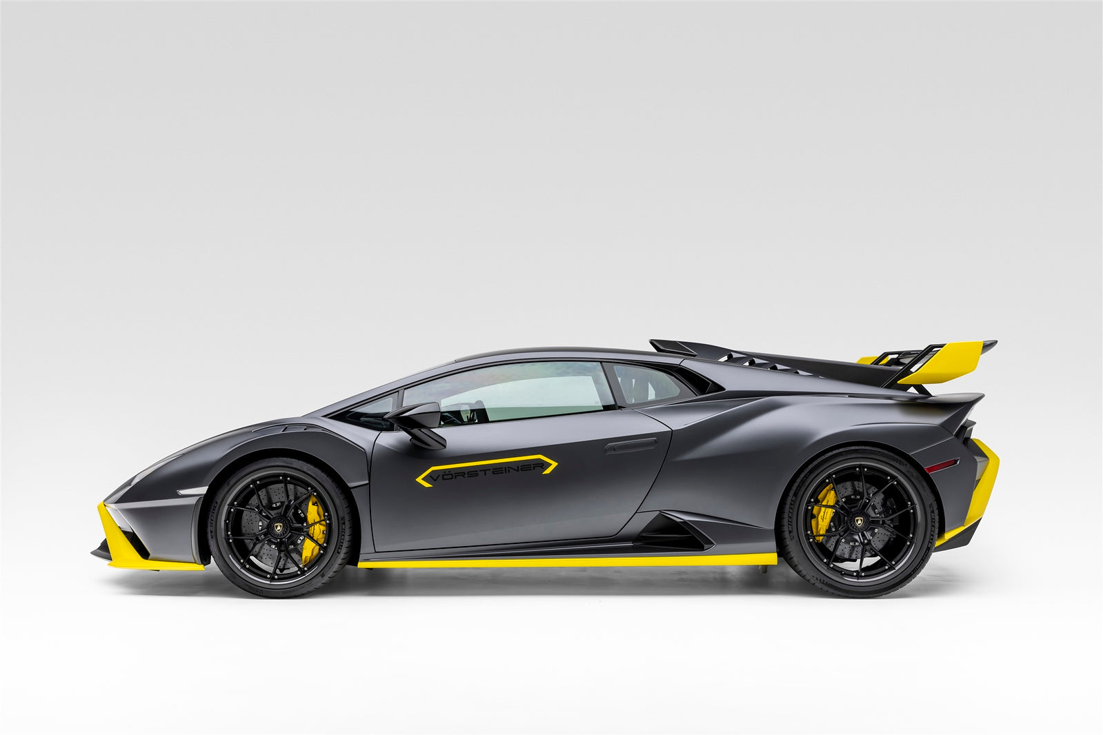 Lamborghini Huracan STO VMPC 208 Diecast Model Car - 1:18 Scale Collectible Supercar Replica for Display & Racing Enthusiasts - Perfect for Home Office Decoration, Car Showcases, and Gift Giving