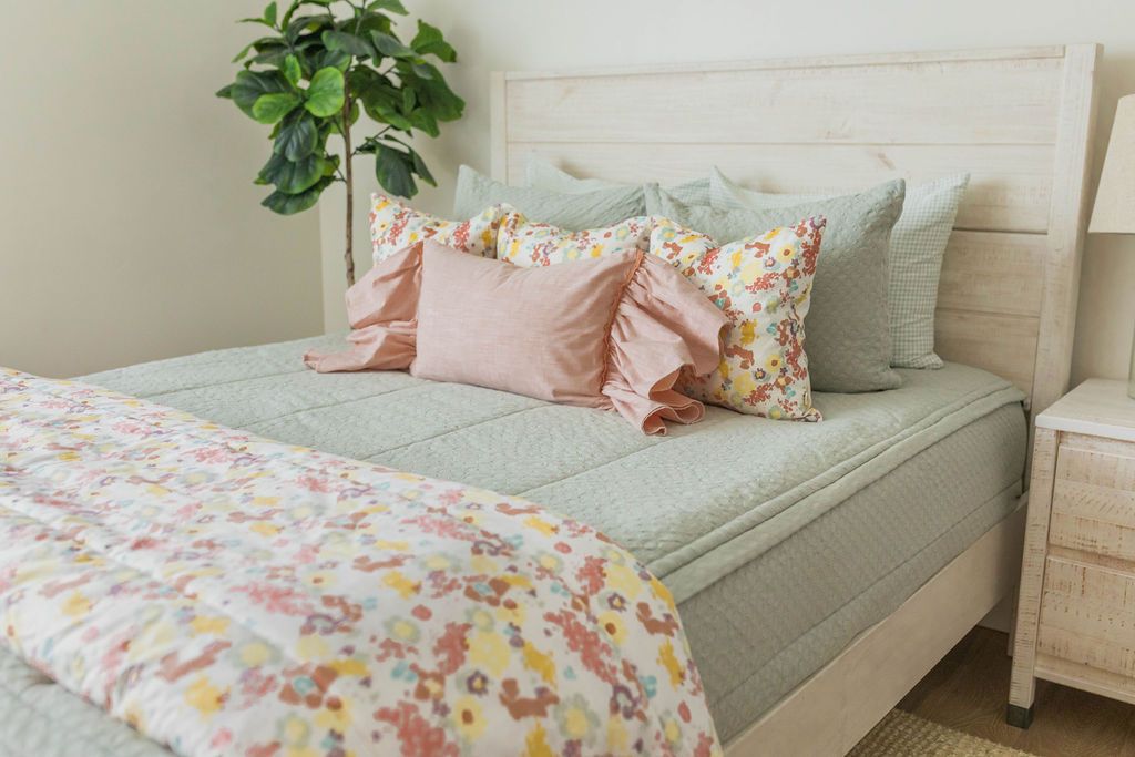 Chloe Luxe Soft Fleece Blanket - Ultra Cozy & Warm Throw for Bed, Couch, and Travel - Perfect for Winter Nights, Camping, and Gifts