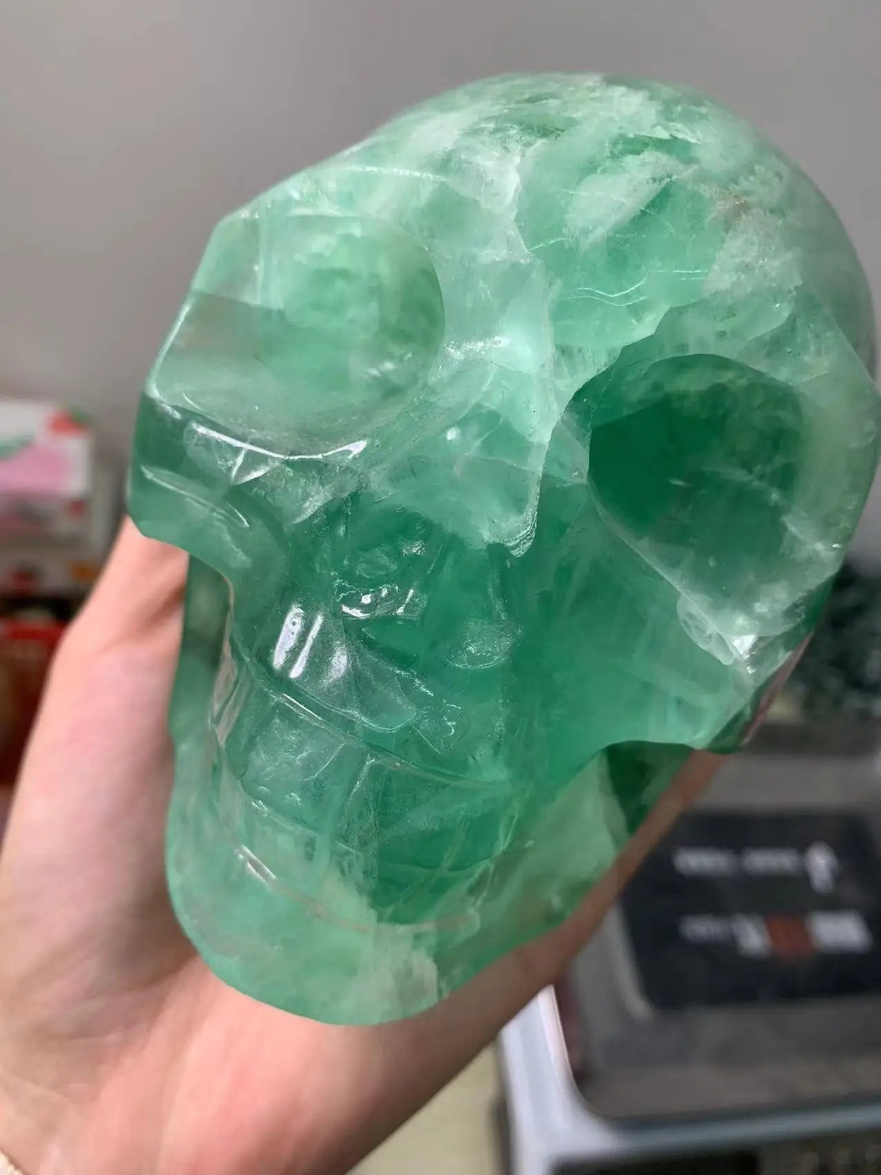 Natural Green Fluorite Crystal Skull - Reiki Healing Stone for Meditation, Home & Office Decor, Feng Shui Good Luck Gift (Perfect for Spiritual Healing, Yoga Spaces & Positive Energy)