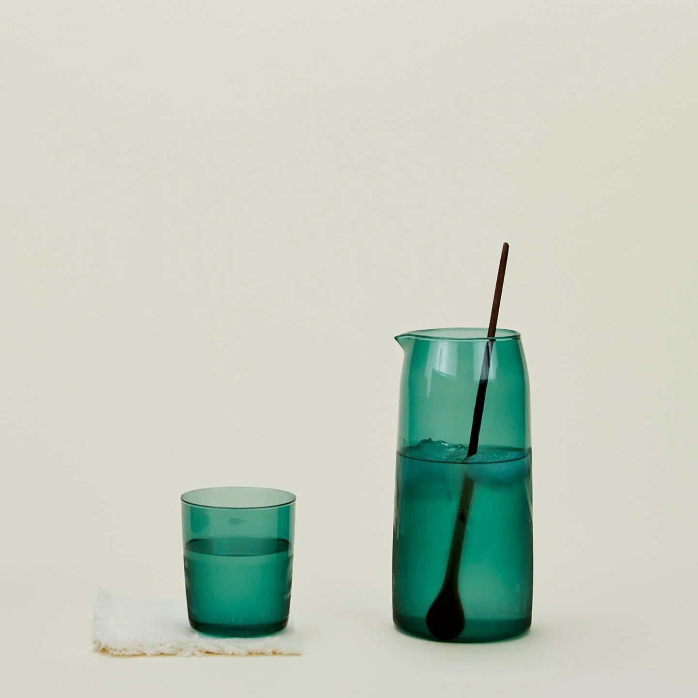 Premium Glass Pitcher with Peacock Design - Elegant & Durable for Iced Tea, Lemonade, and Cocktails | Perfect for Parties, Dining, and Home Decor