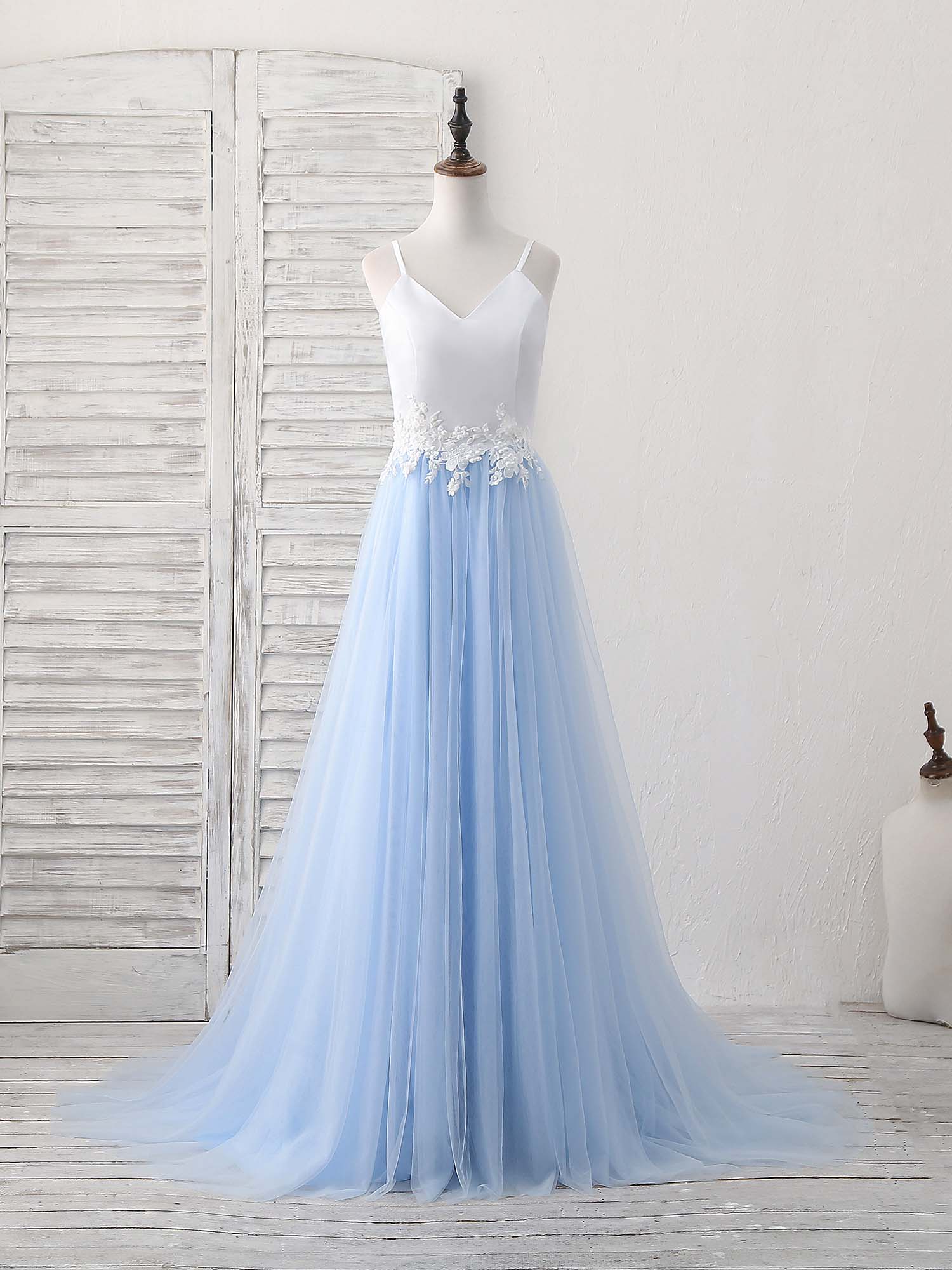 Elegant Blue Tulle Long Prom Dress for Women - Formal Evening Gown with Flowy Skirt - Perfect for Homecoming, Wedding Guest, and Special Occasions