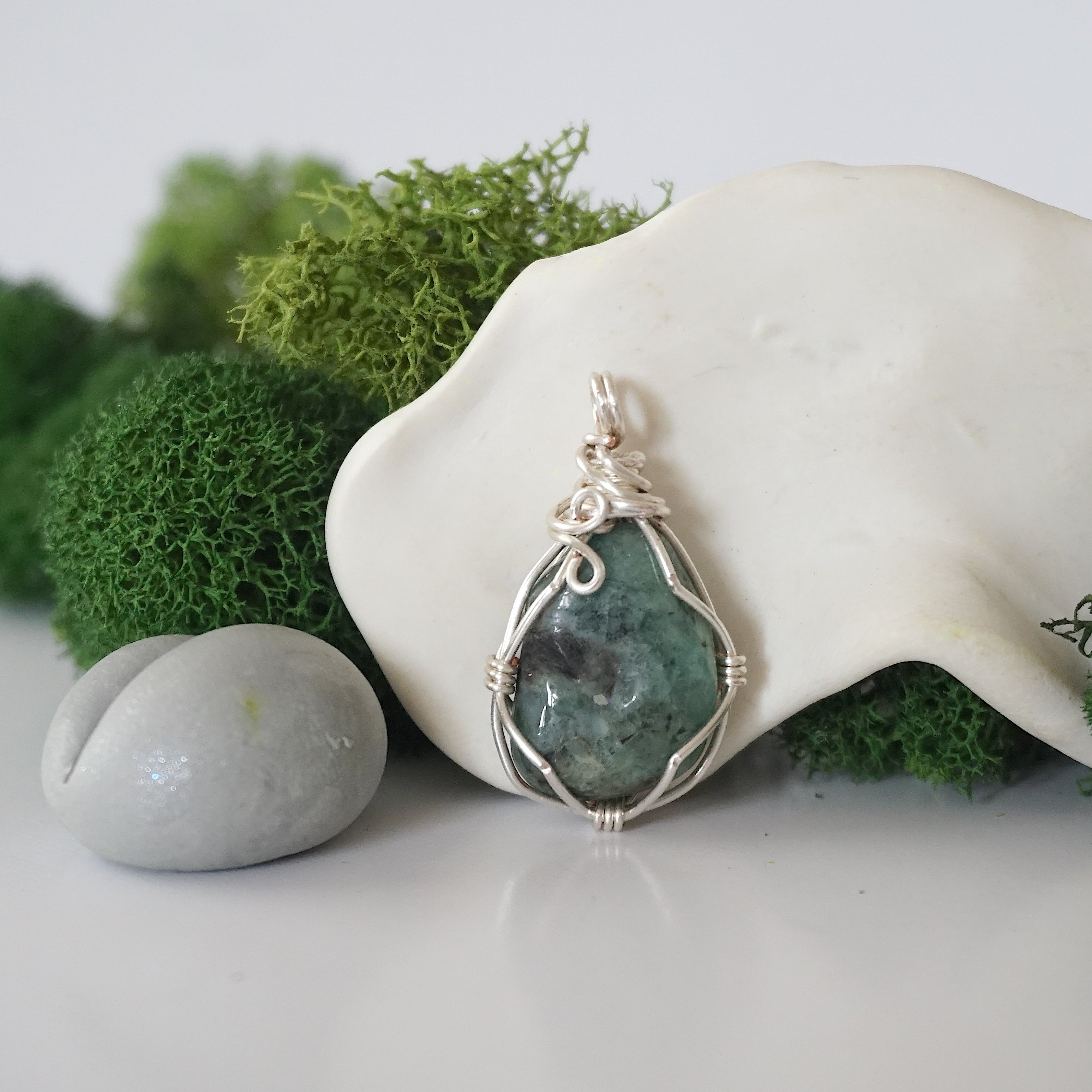 Emerald Birthstone Necklace for Women - Elegant Crystal Pendant Jewelry for Birthday, Anniversary & Mother's Day Gifts