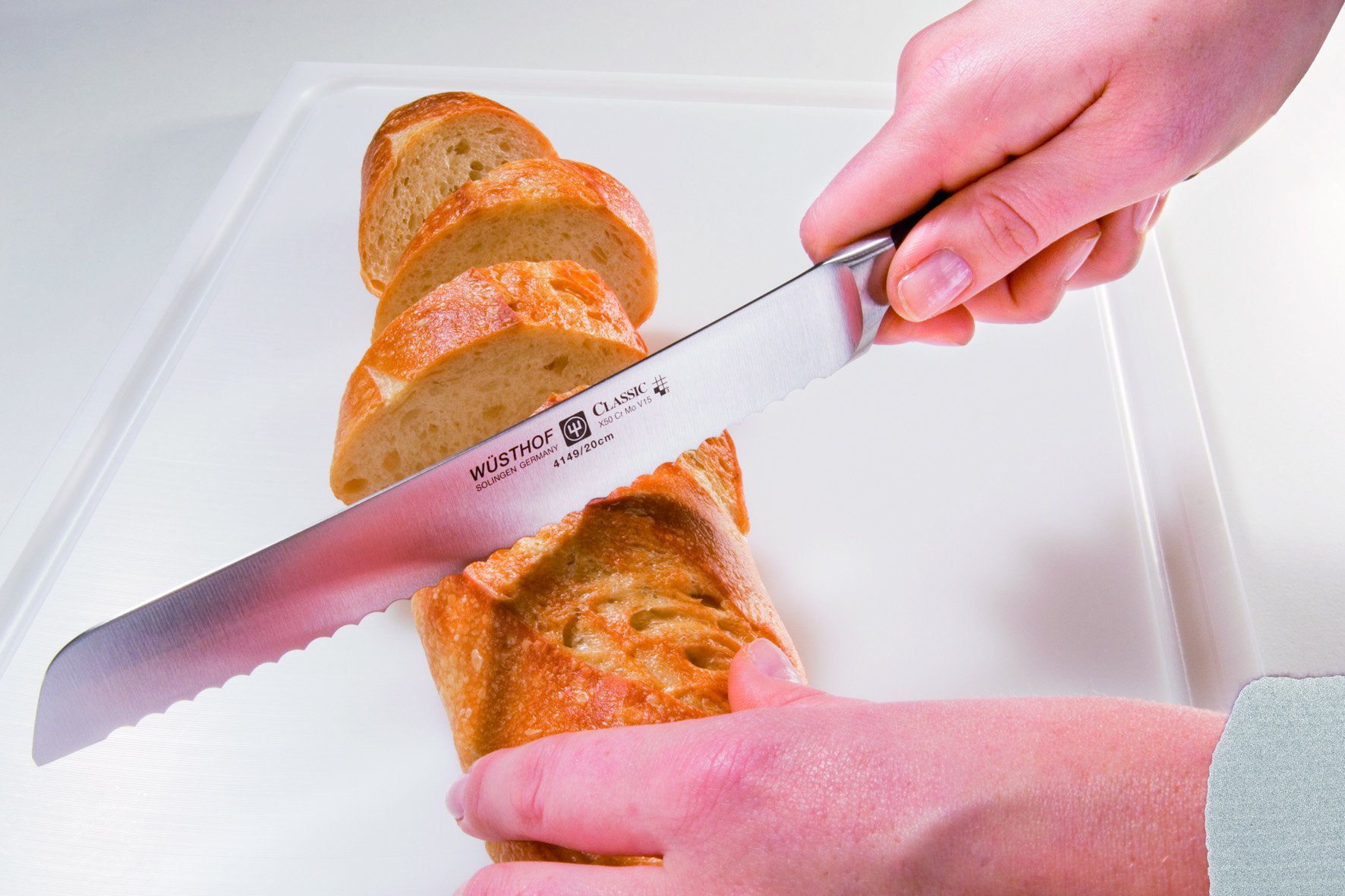 WÜSTHOF Classic 8-Inch Bread Knife - High Carbon Stainless Steel Serrated Blade for Slicing Bread, Cakes & Pastries - Perfect for Bakeries, Restaurants & Home Kitchens