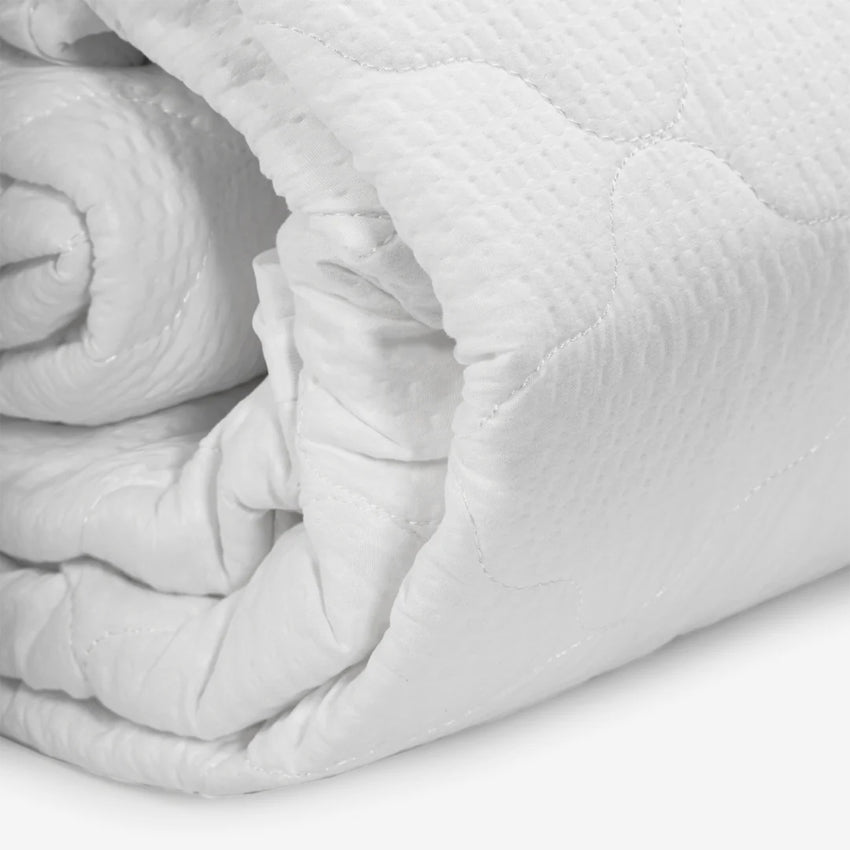 Dolce & Bianca Waterproof Breathable Mattress Protector - Hypoallergenic Bed Cover for Allergy Relief & Dust Mite Protection - Perfect for Bedroom, Guest Room & Dormitory Use