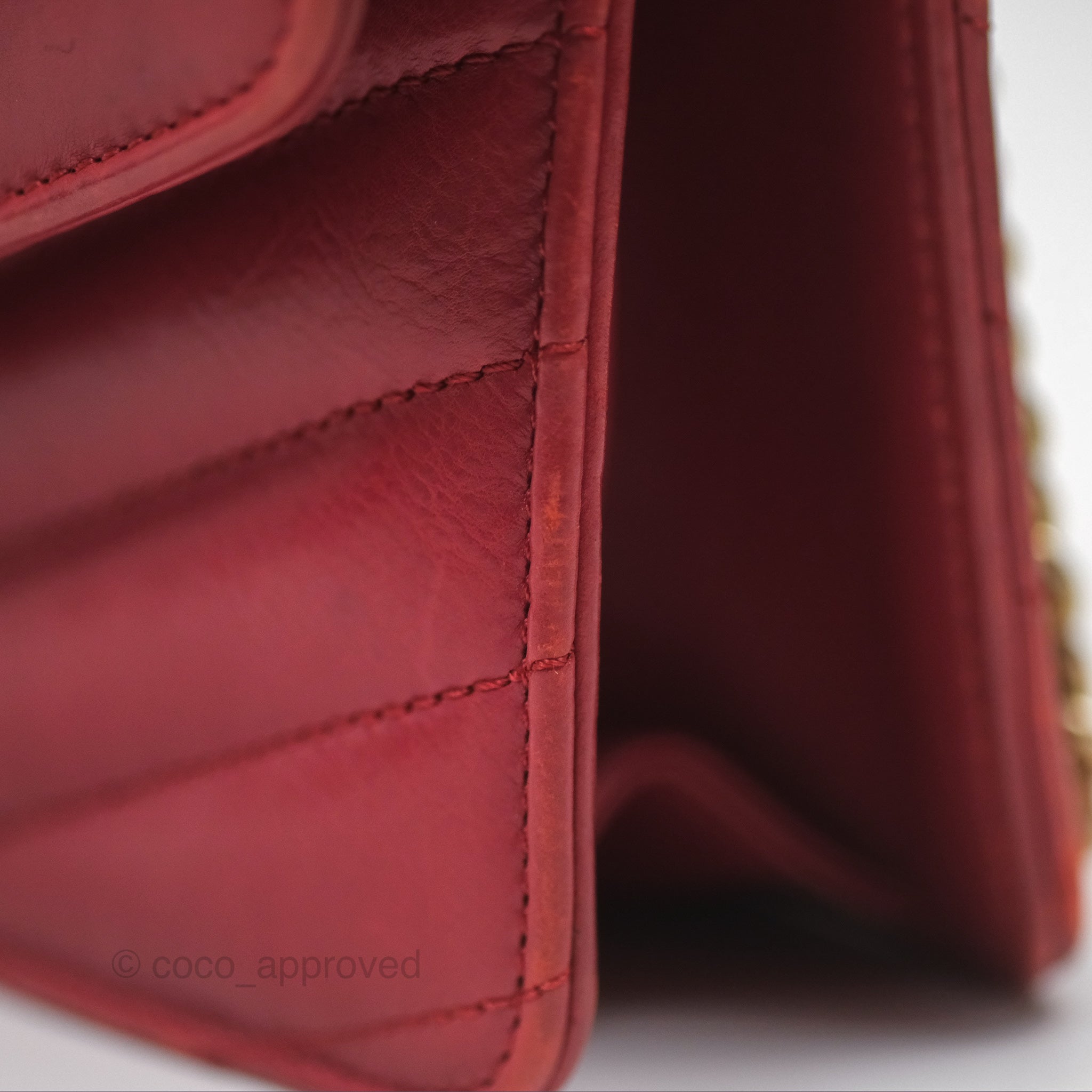 Chanel Chevron Shoulder Bag in Red Calfskin Leather with Aged Gold Hardware - Luxury Crossbody Purse for Women, Perfect for Parties, Date Nights & Special Occasions