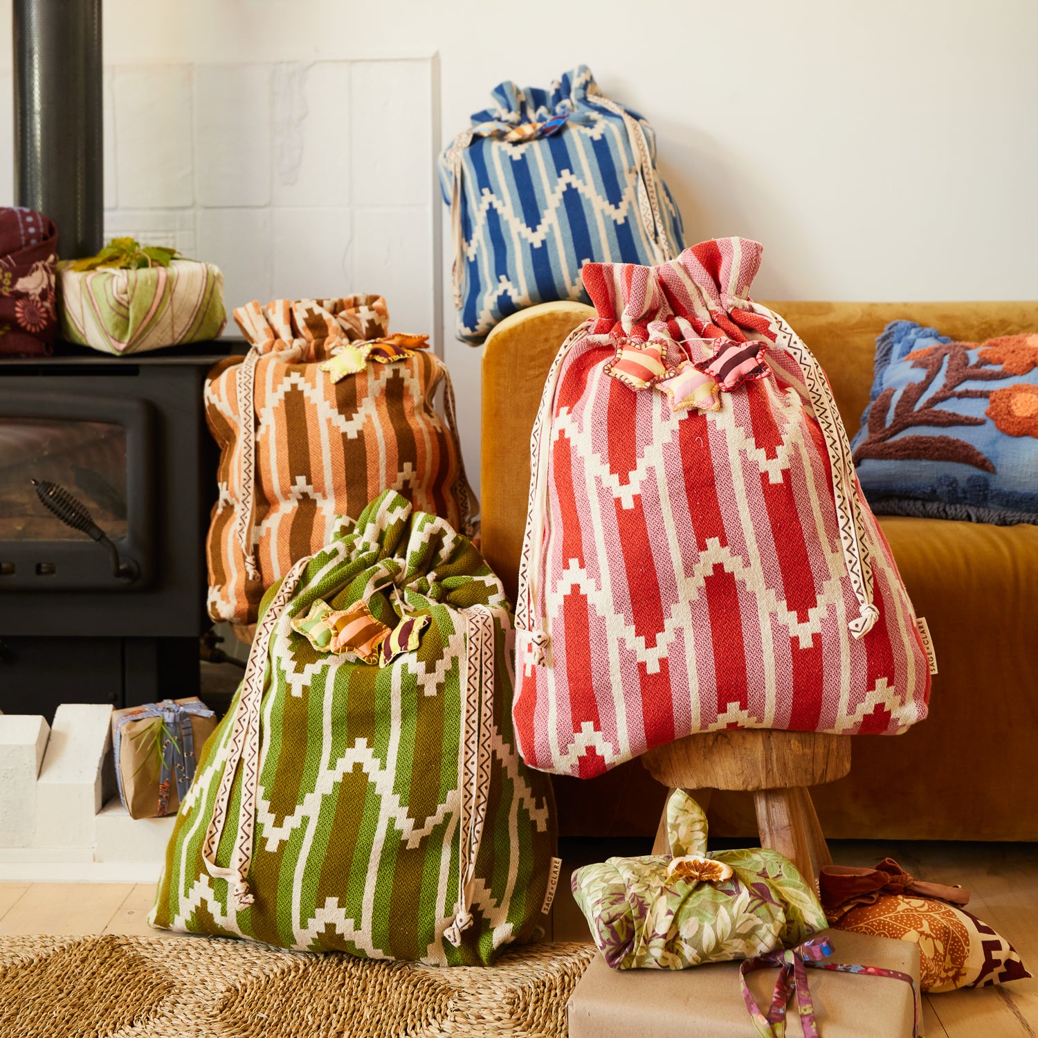 Nisha Santa Sack - Large Christmas Gift Bag for Holiday Presents - Perfect for Christmas Party, Stocking Stuffers & Festive Decorations