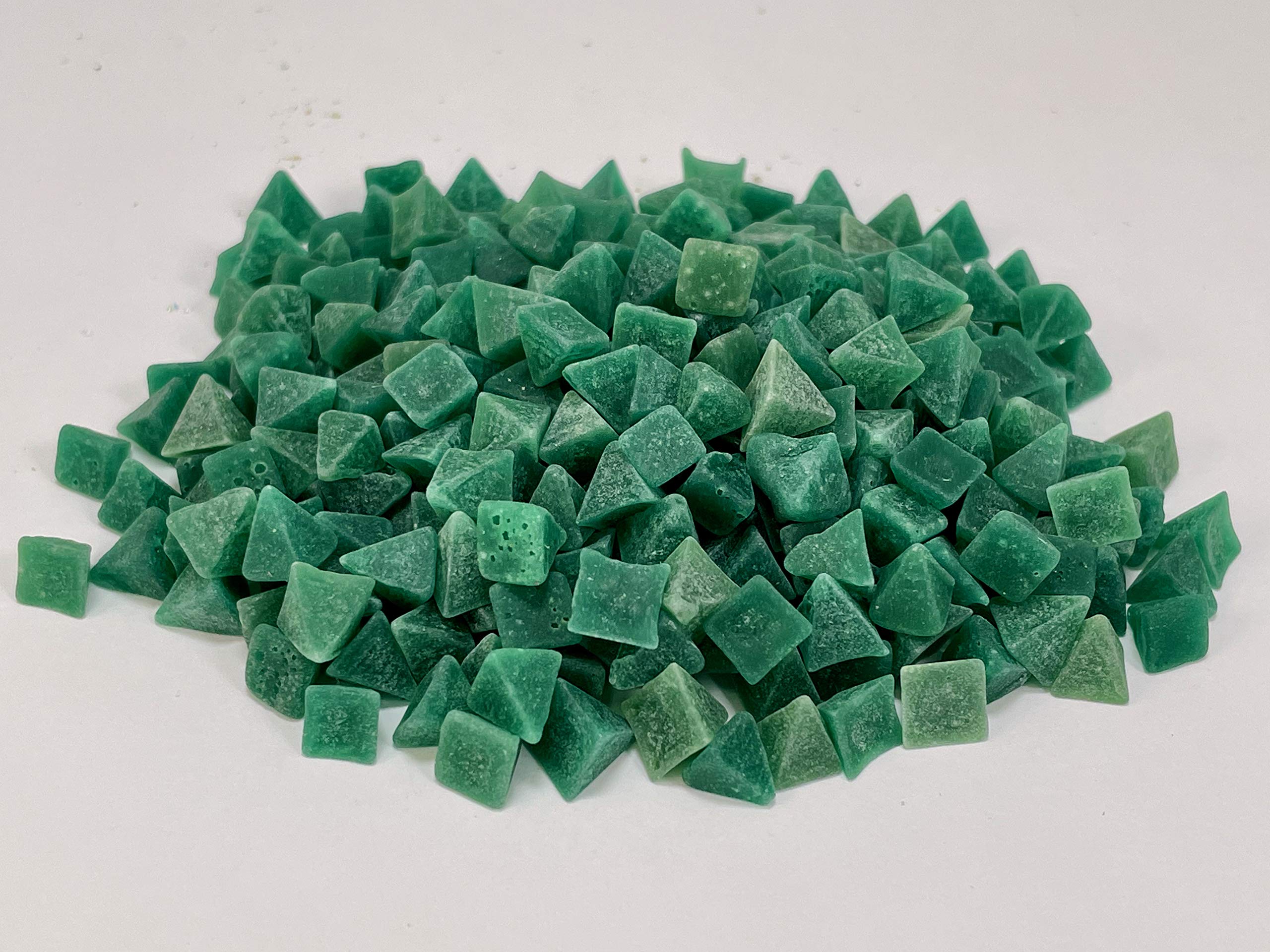 1/4 Inch Green Plastic Resin Pyramid Tumbling Media (320 Grit) - 5 lbs / 2.2 kg for Vibratory & Rotary Tumblers | Includes Storage Bag | Perfect for Polishing Rocks, Jewelry & Metal Parts in Vibrating or Rotating Tumblers