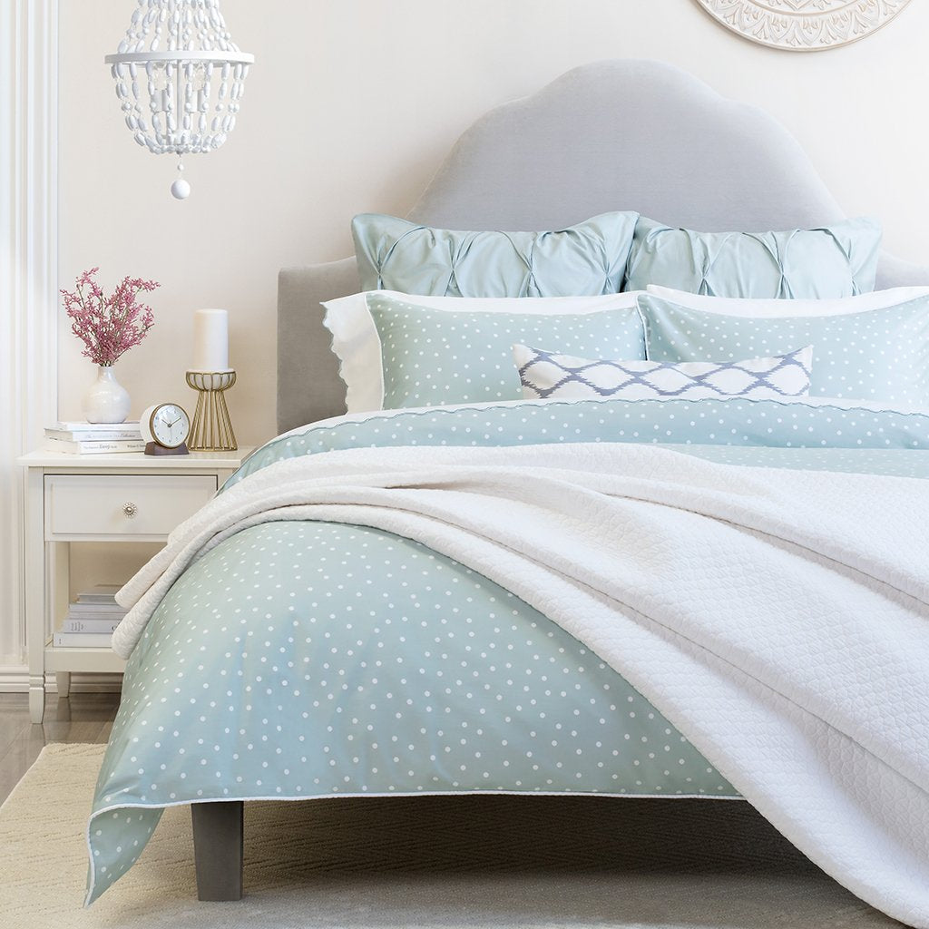 Soft White Cloud Quilt - Ultra Plush All-Season Comforter Set for Bedroom | Breathable & Hypoallergenic Bedding for Cozy Sleep | Perfect for Master Bedroom, Guest Room & Dorm