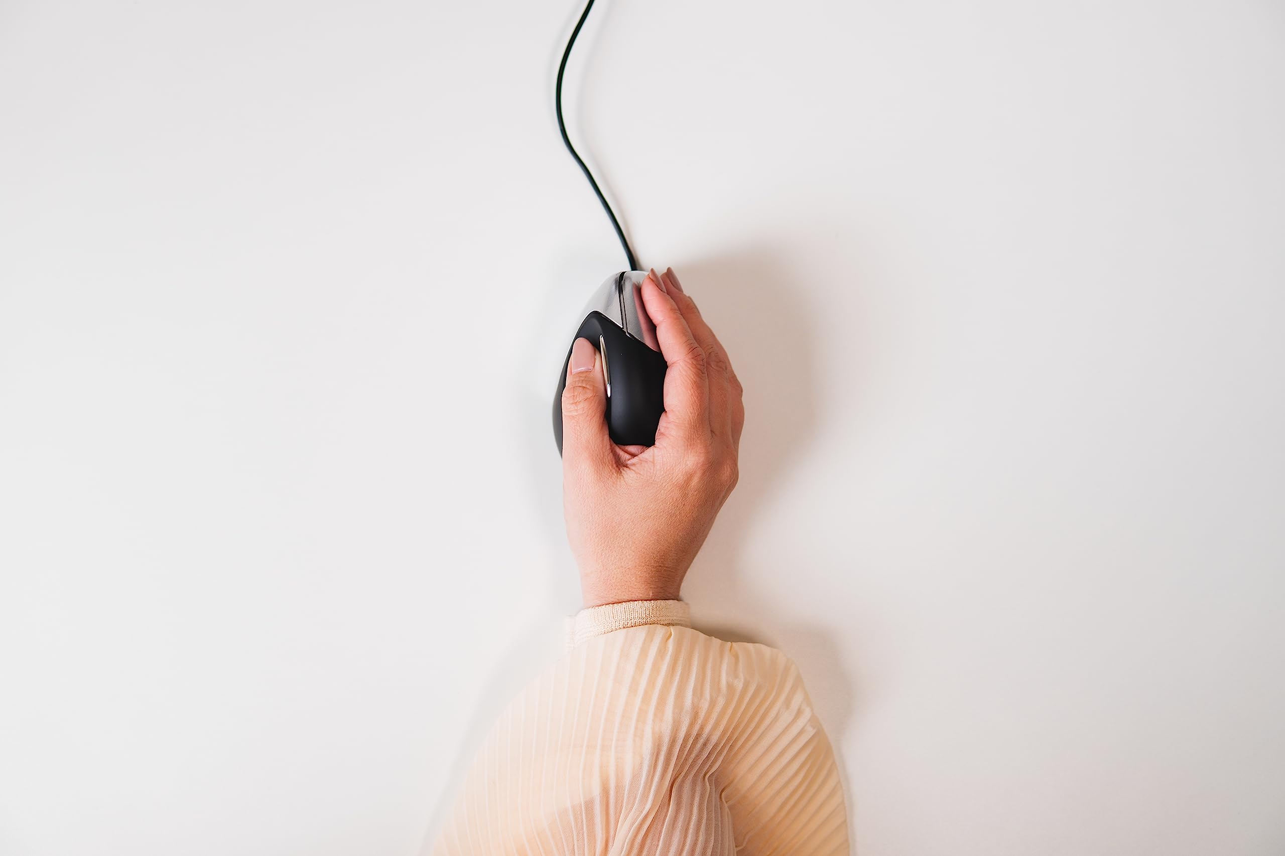 Bakker & Elkhuizen BNEEVR Vertical Ergonomic Mouse - Right-Handed with 5 Buttons, Scroll Wheel & Cable - Perfect for Office Work, Gaming & Reducing Wrist Pain