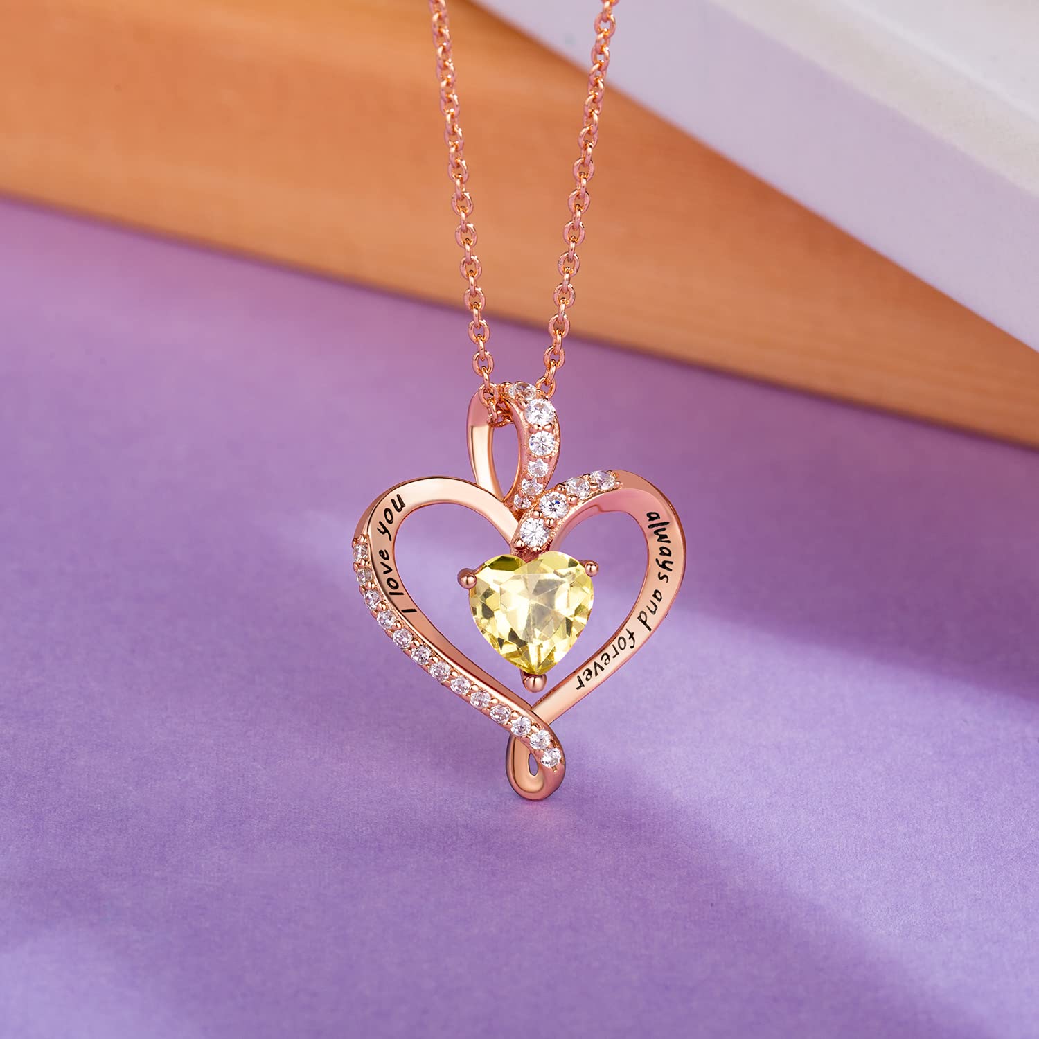 **Elegant Heart Necklaces for Women - Perfect for Valentine's Day, Anniversary & Romantic Gifts**    **使用场景:** Ideal for date nights, weddings, birthdays, or as a sentimental keepsake to show love and appreciation.
