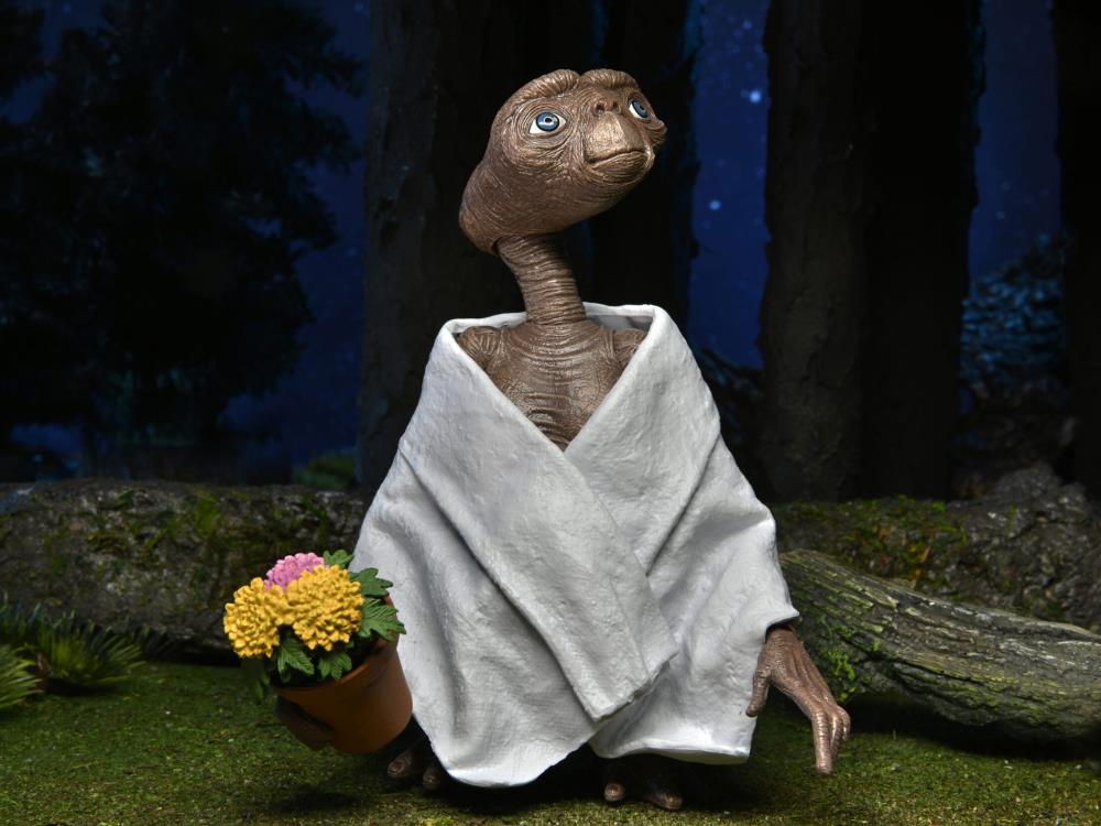 E.T. The Extra-Terrestrial 40th Anniversary Collectible Action Figure - Ultimate Edition for Movie Fans & Sci-Fi Collectors - Perfect for Display, Gifts & Nostalgic Movie Nights