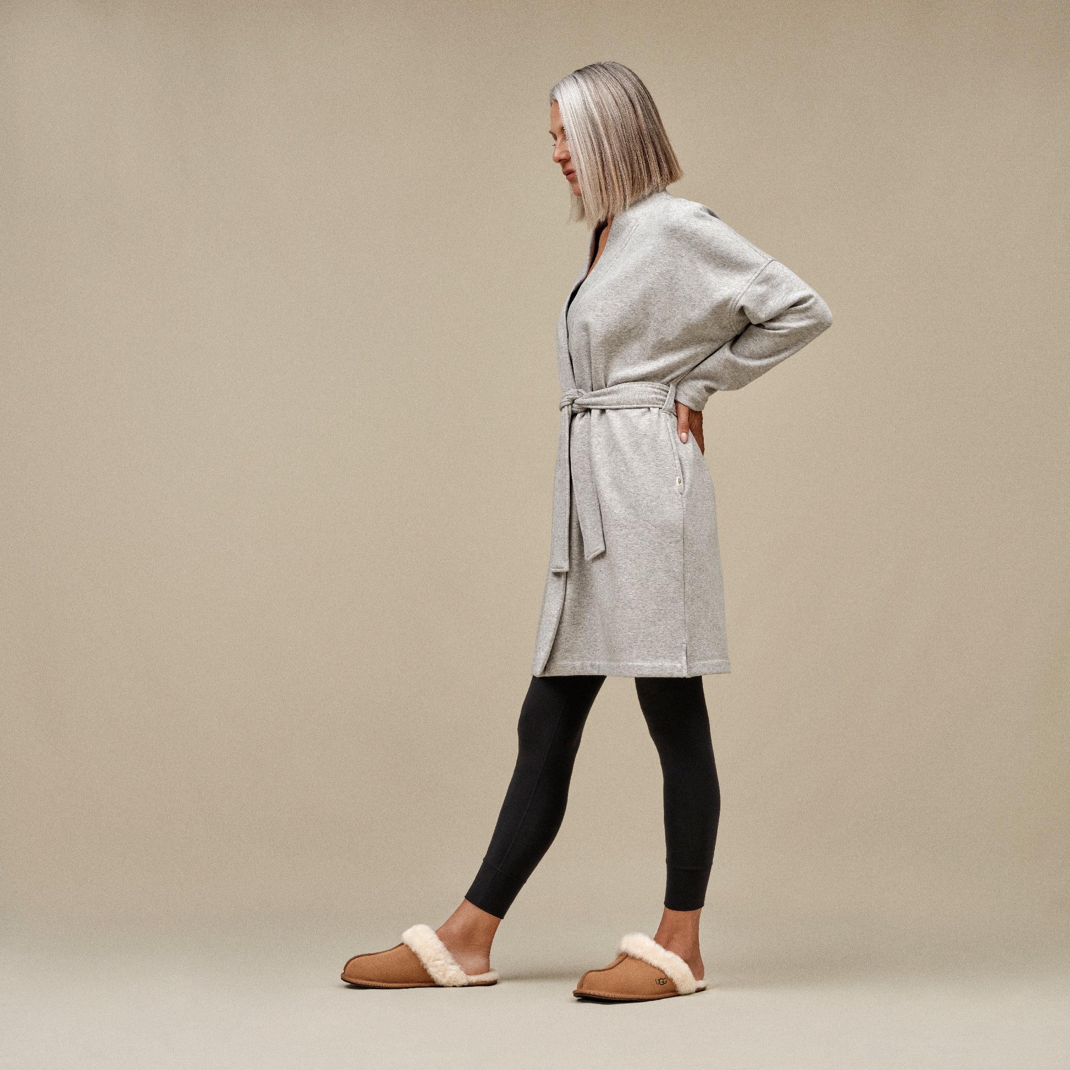 UGG Women's Scuffette II Slipper - Cozy Indoor/Outdoor House Shoes with Soft Fleece Lining in Chestnut Brown - Perfect for Winter Comfort at Home & Quick Errands