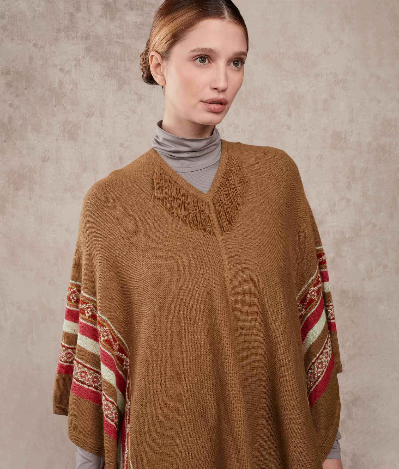Stylish Fringe Poncho for Women - Boho Chic Outerwear for Riders, Outdoor Adventures & Casual Wear