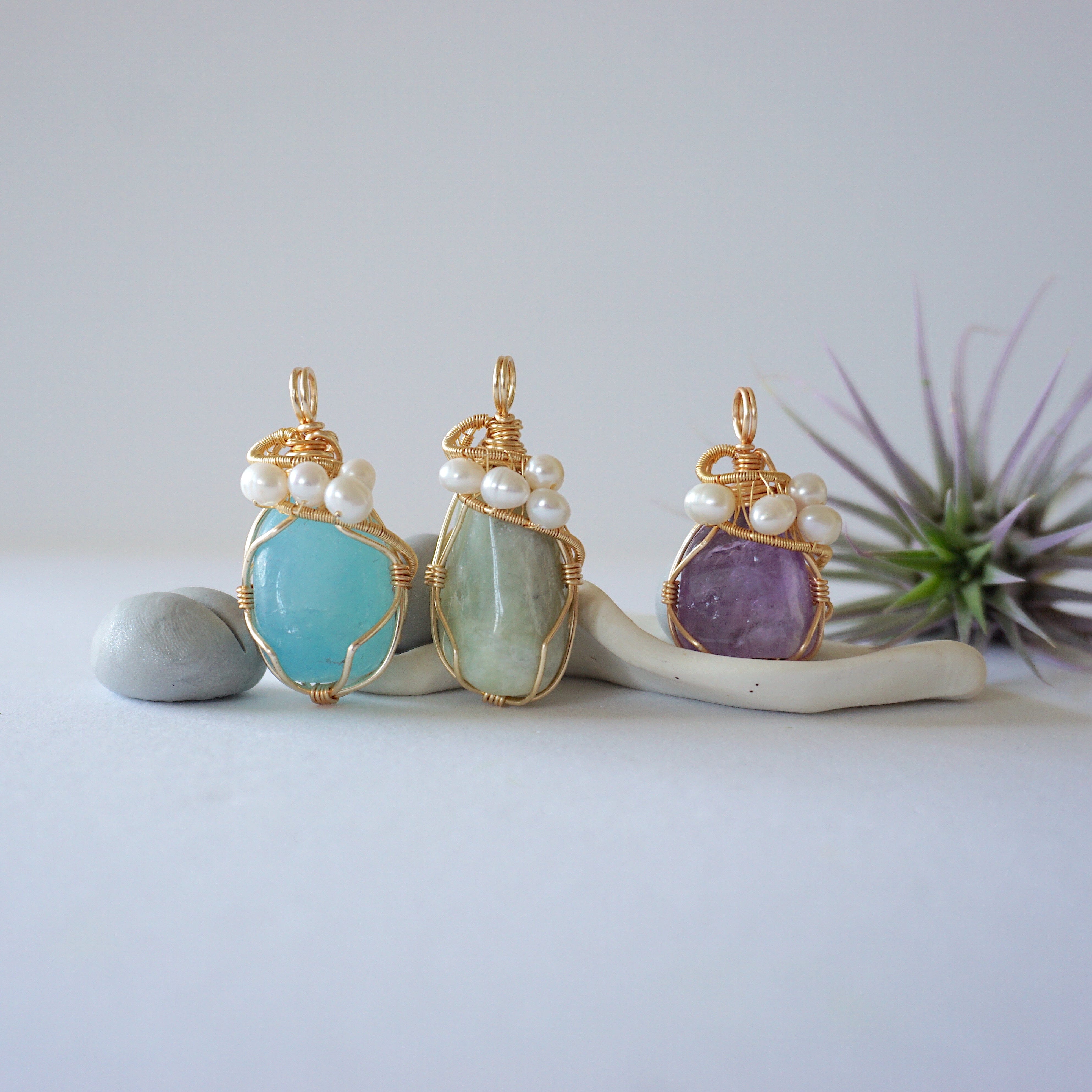 Natural Raw Crystal & Pearl Necklace with Gold Plated Pendant - Elegant Boho Jewelry for Women, Perfect for Weddings, Parties & Everyday Wear