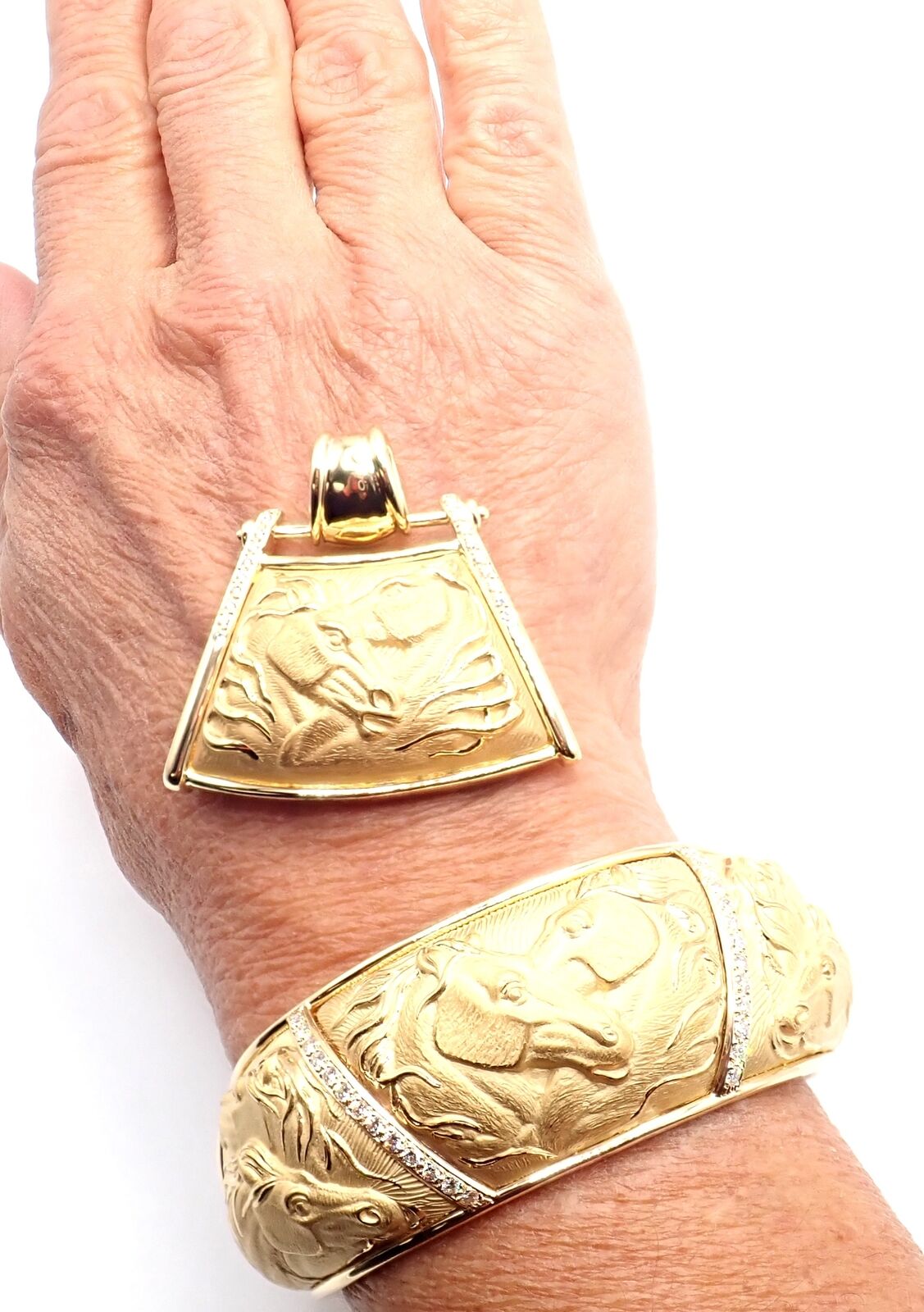 Authentic Carrera Y Carrera 18k Yellow Gold Horse Pendant & Bracelet Set - Elegant Equestrian Jewelry for Women, Perfect Gift for Horse Lovers & Special Occasions