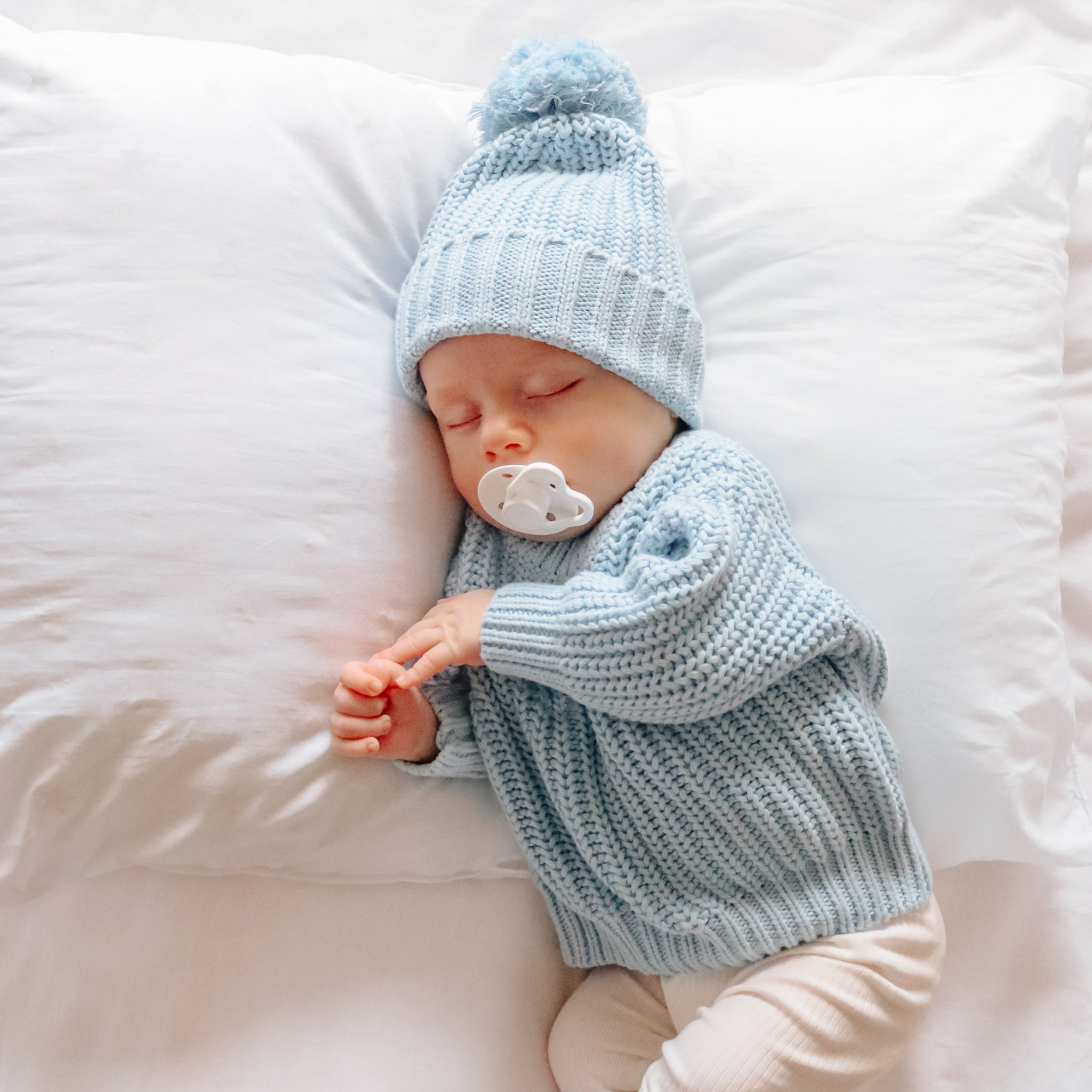Super Chunky Knit Blanket - Soft Sky Blue Yarn Throw for Cozy Winter Nights | Perfect for Sofa, Bed & Home Decor