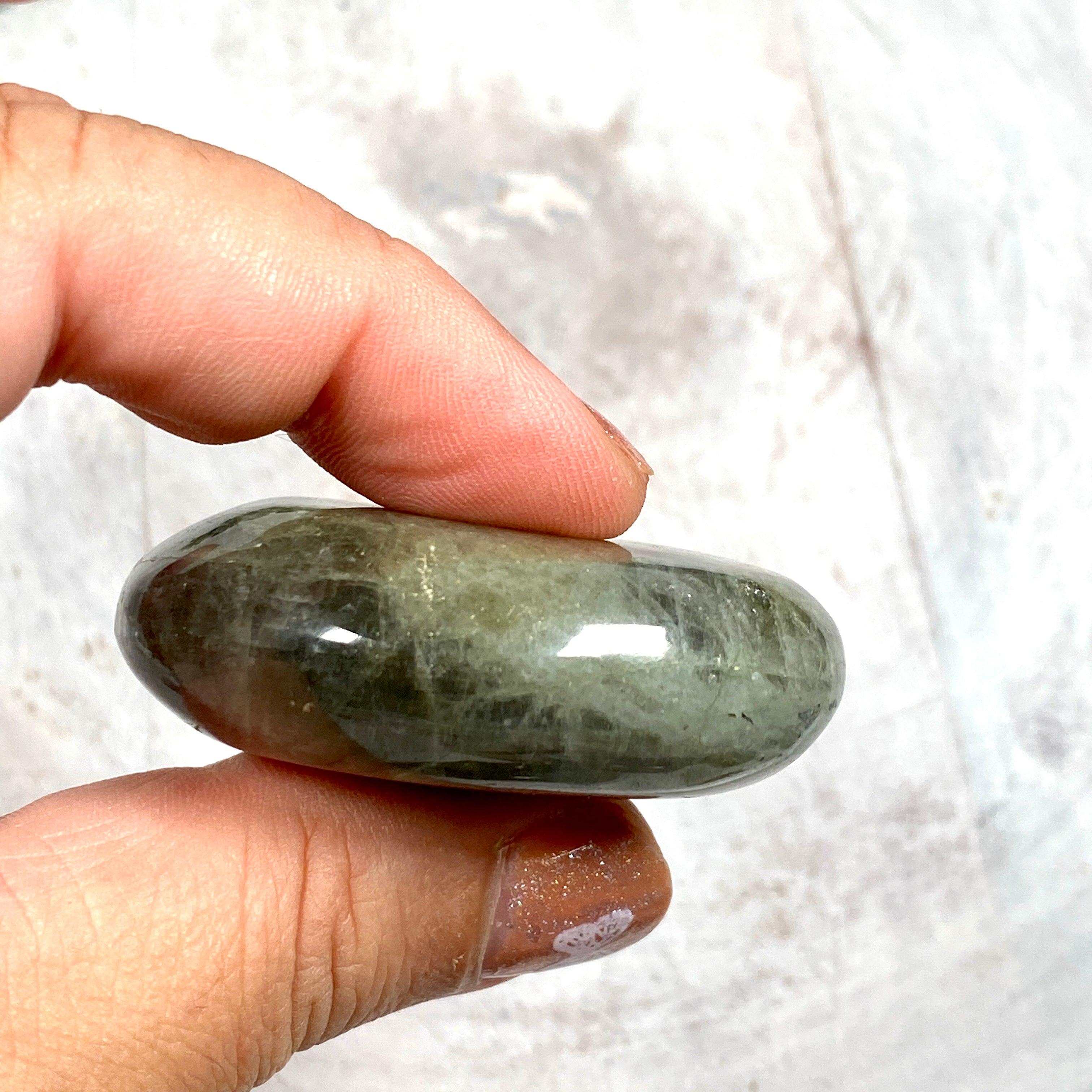 Natural Purple Labradorite Palm Stone - Healing Crystal for Meditation, Stress Relief & Energy Balancing - Perfect for Reiki, Yoga & Spiritual Practices