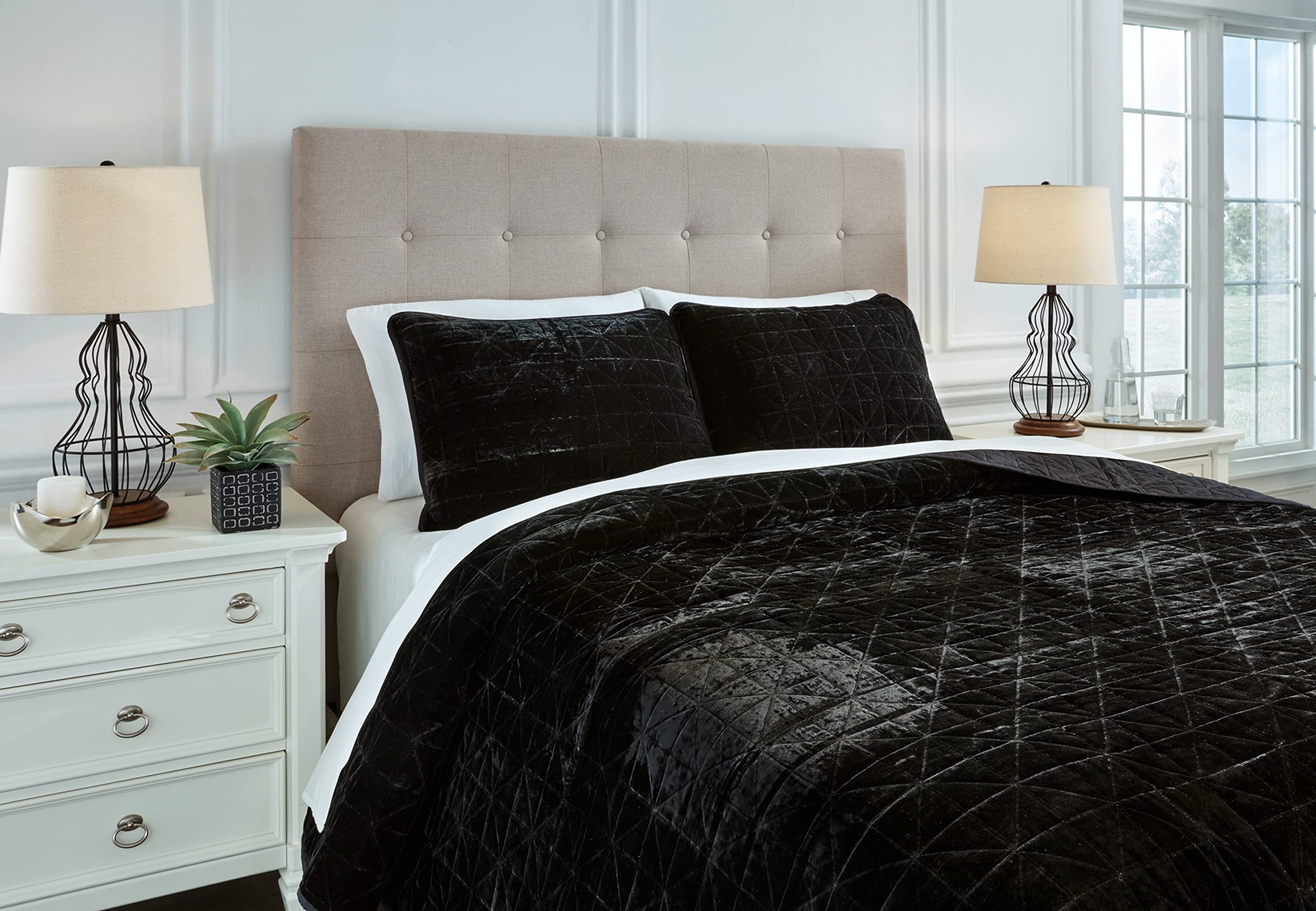 Signature Design by Ashley Dairick Velvet Quilt & 2 Shams Set - King Size Black Luxury Bedding - Soft & Stylish for Master Bedroom, Guest Room, or Hotel Decor