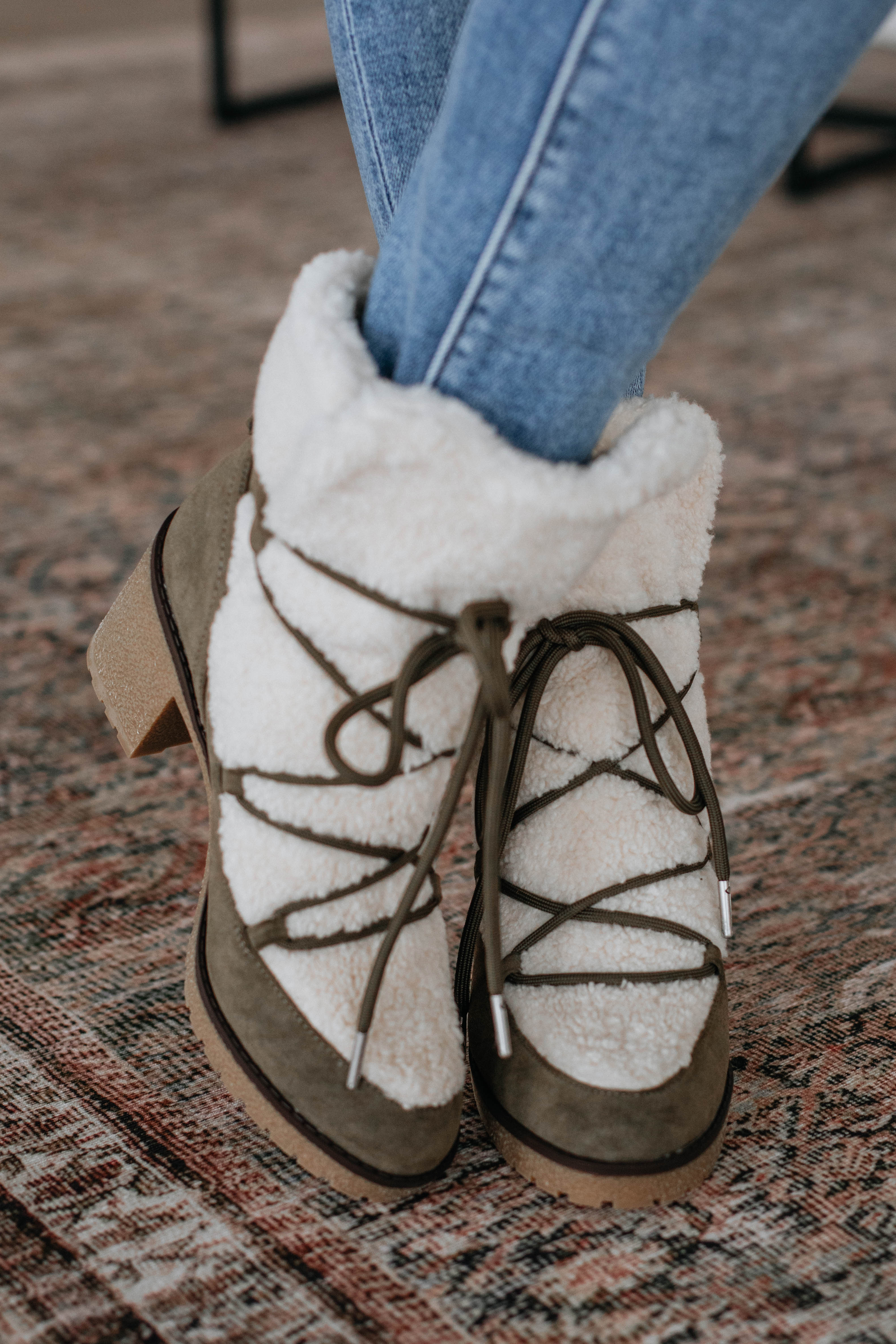 Warm & Stylish Embracing The Chill Boots - Waterproof Winter Boots for Women - Perfect for Snow, Hiking & Outdoor Adventures