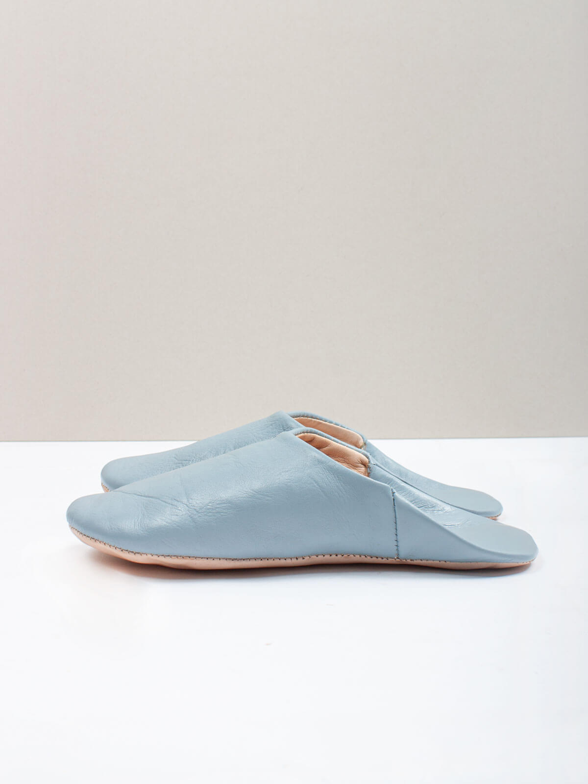 Moroccan Babouche Slippers for Women & Men – Soft Pearl Grey Leather House Shoes | Comfortable Indoor & Outdoor Slides for Home, Lounge, Beach