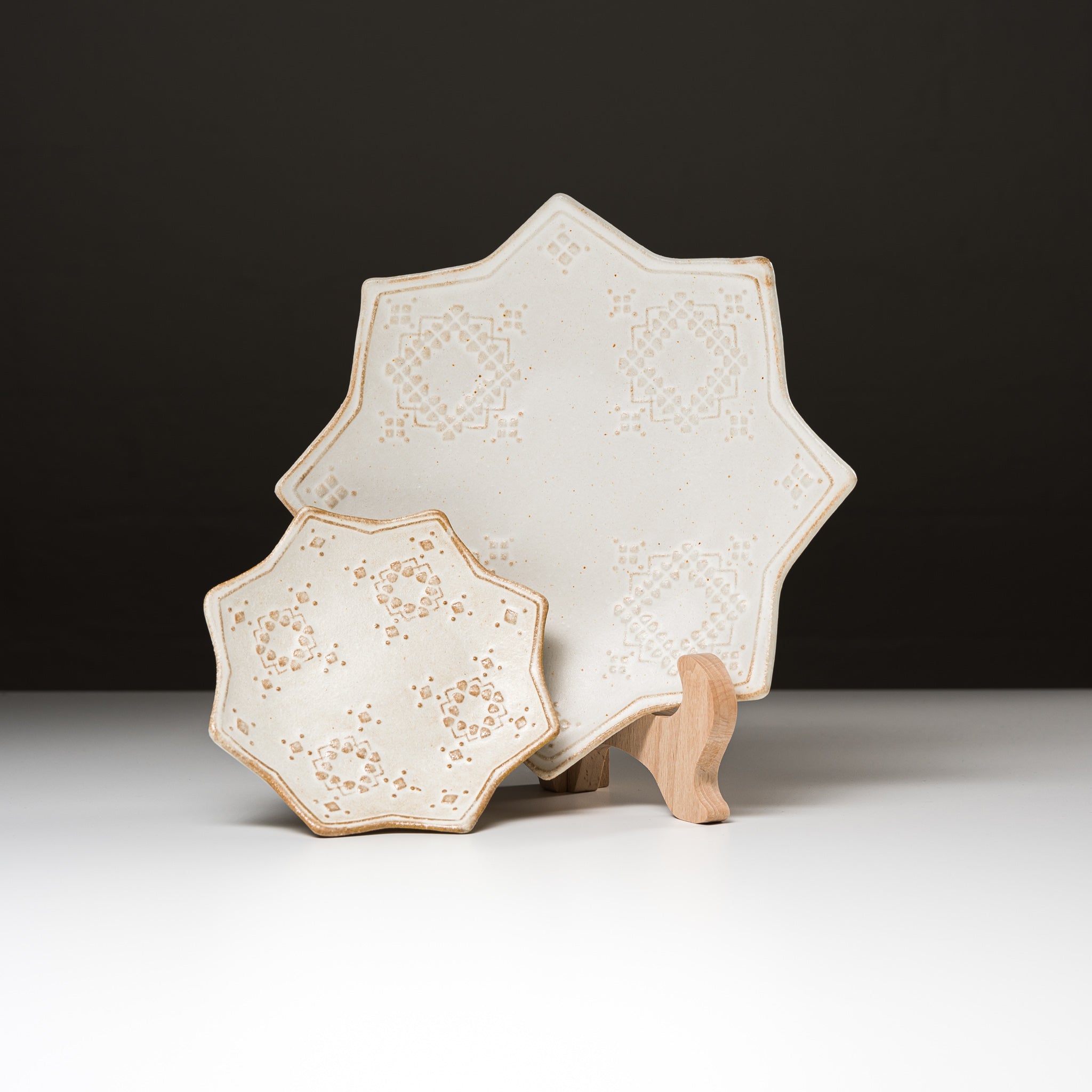 Wakasama Kiln Christmas Snowflake Plate - 2 Sizes for Holiday Table Decor & Festive Dinnerware